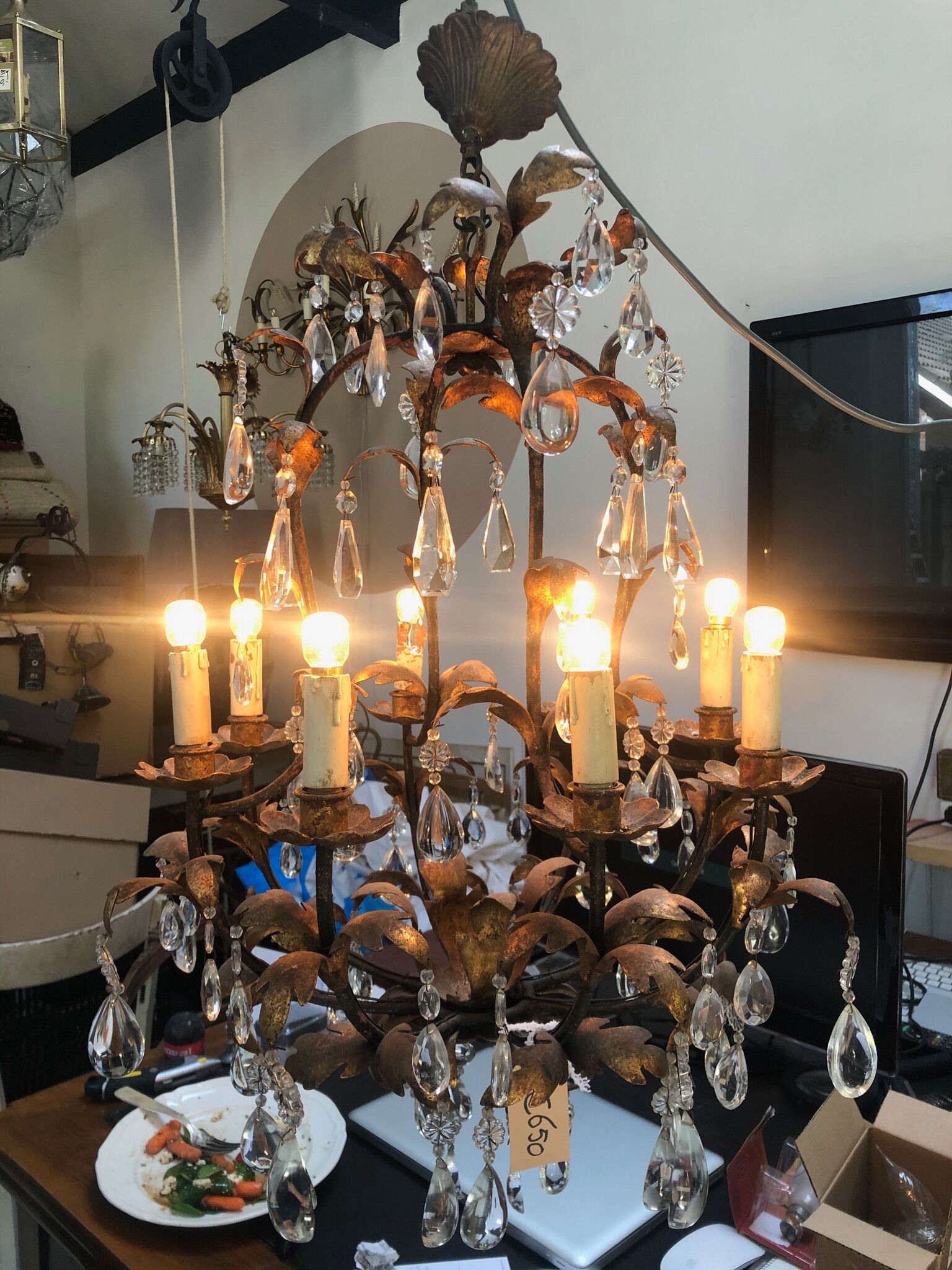 Lustre Avec les feuilles dorés et plein des cristal 30