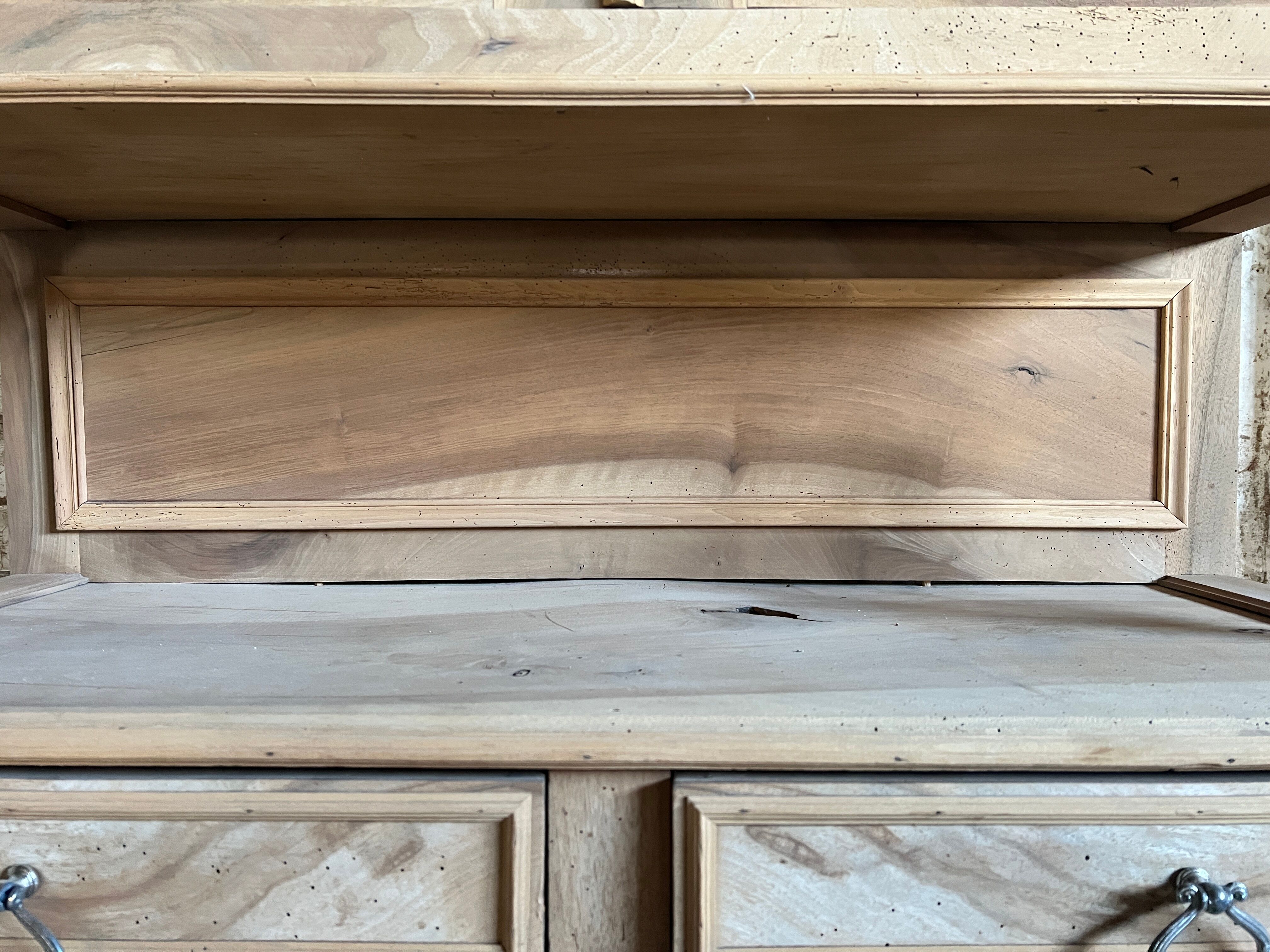 Sideboard 2 aerogummed vitreous body