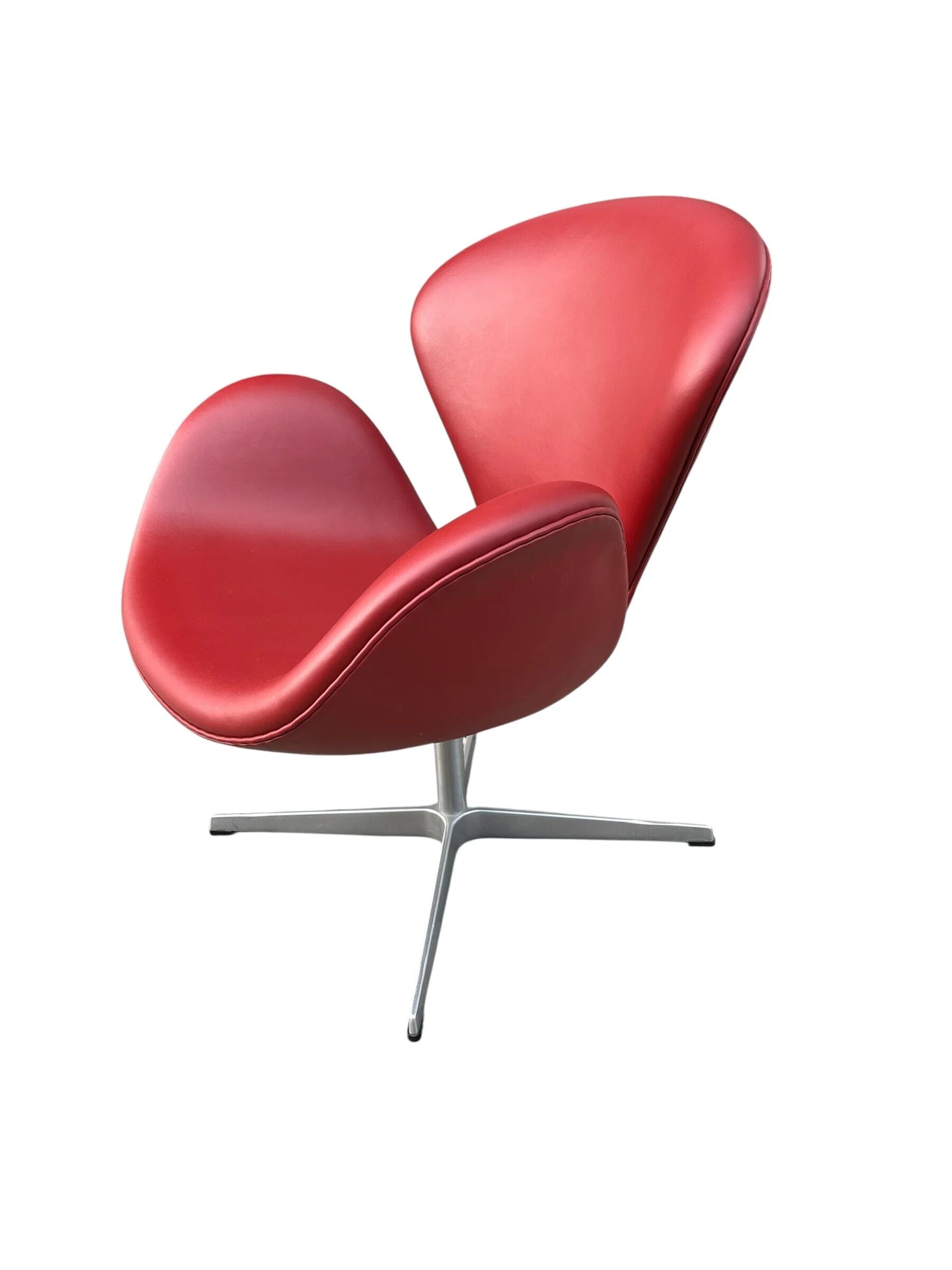 Swan chair by Arne Jacobsen for Fritz Hansen in Indian red leather