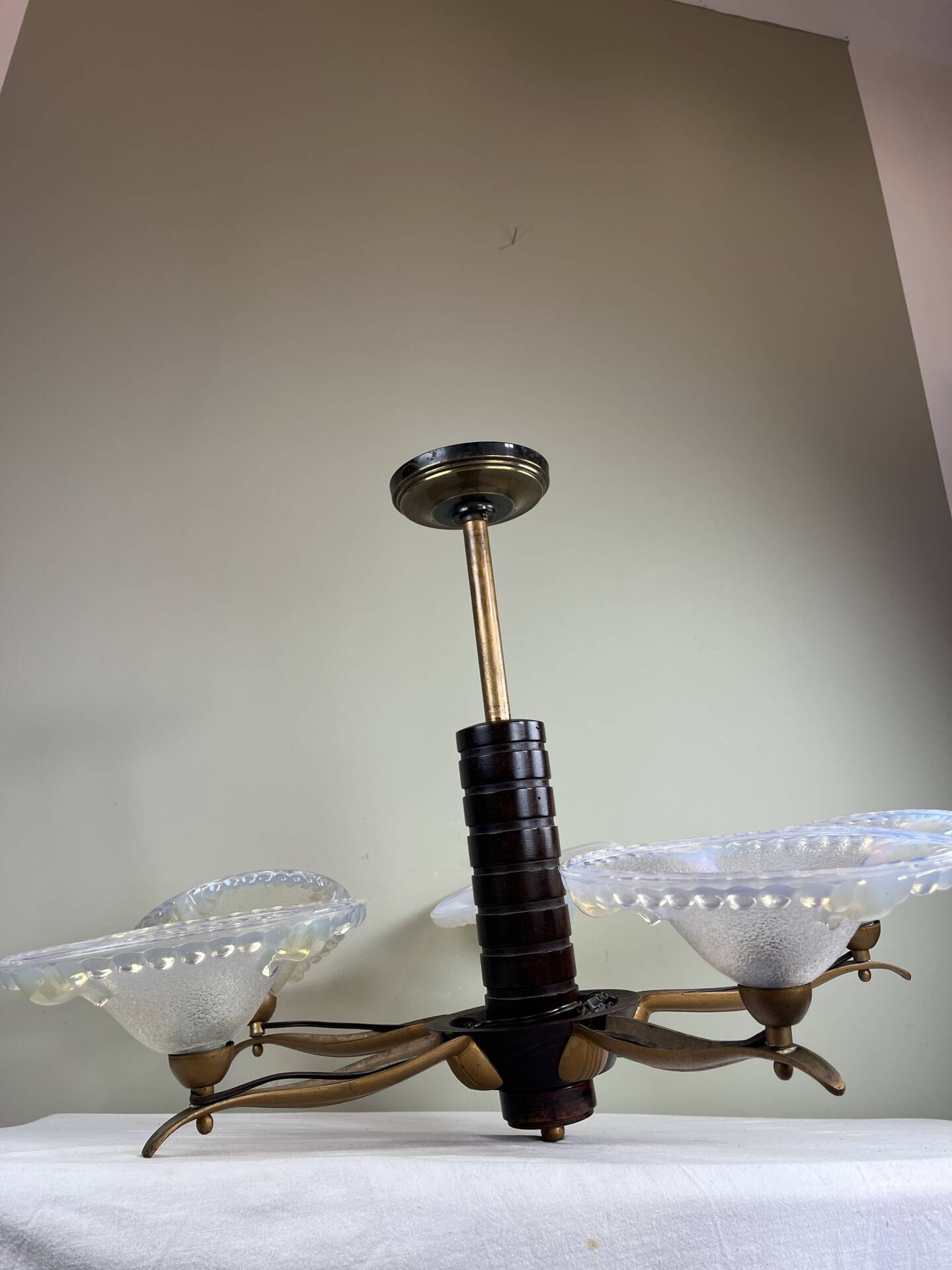 Lustre moderniste français en bois, laiton et verres opalescents