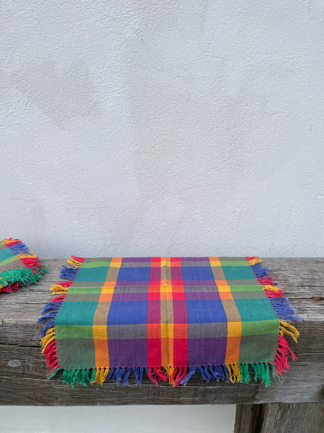 5 multicoloured checked napkins