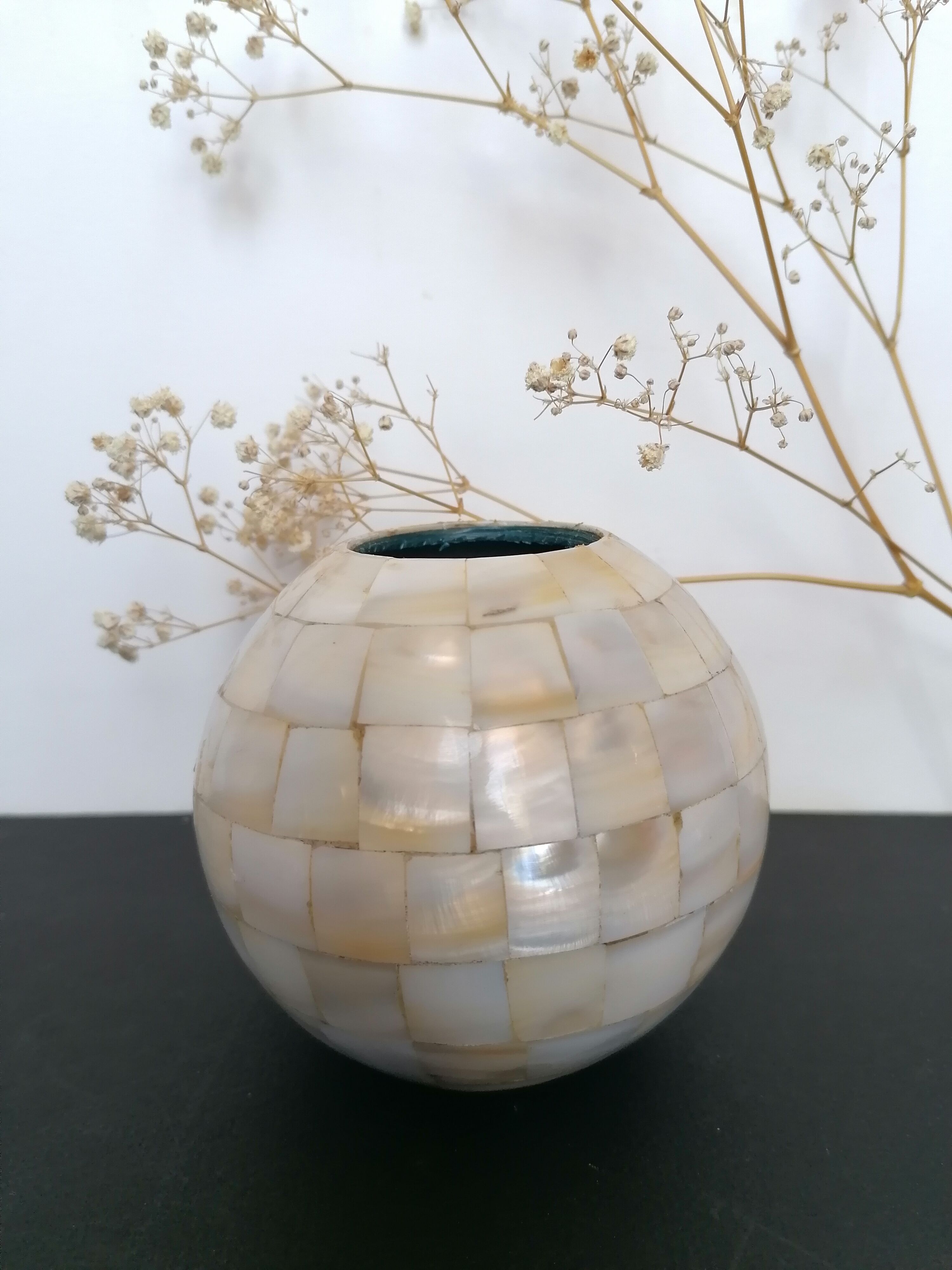 Ball vase in real mother-of-pearl