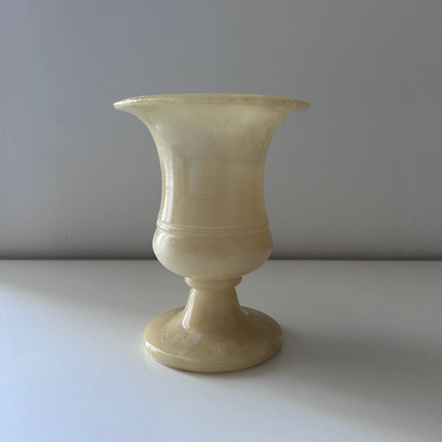 Small Médicis vase in alabaster