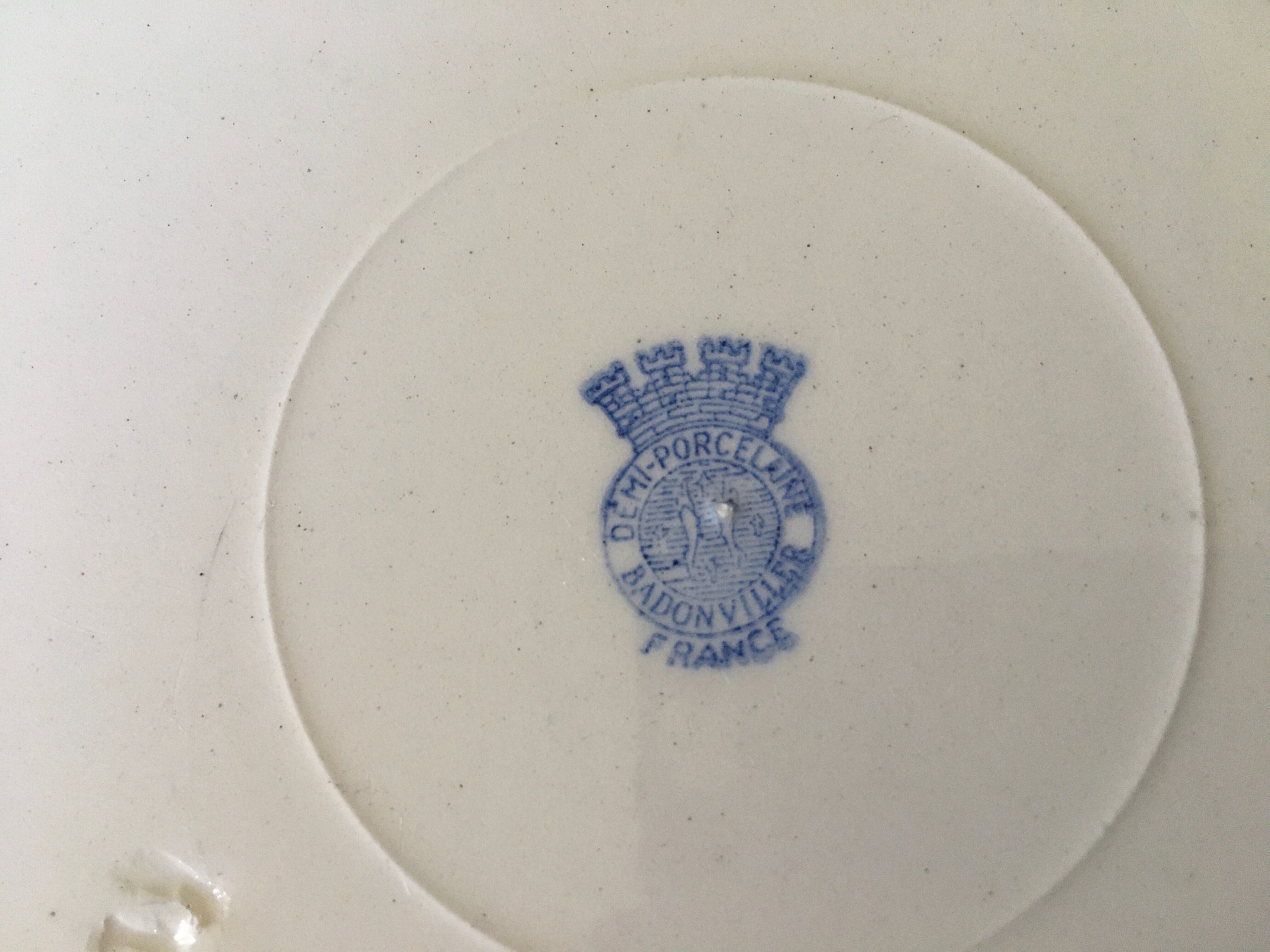 Round hollow earthenware dish