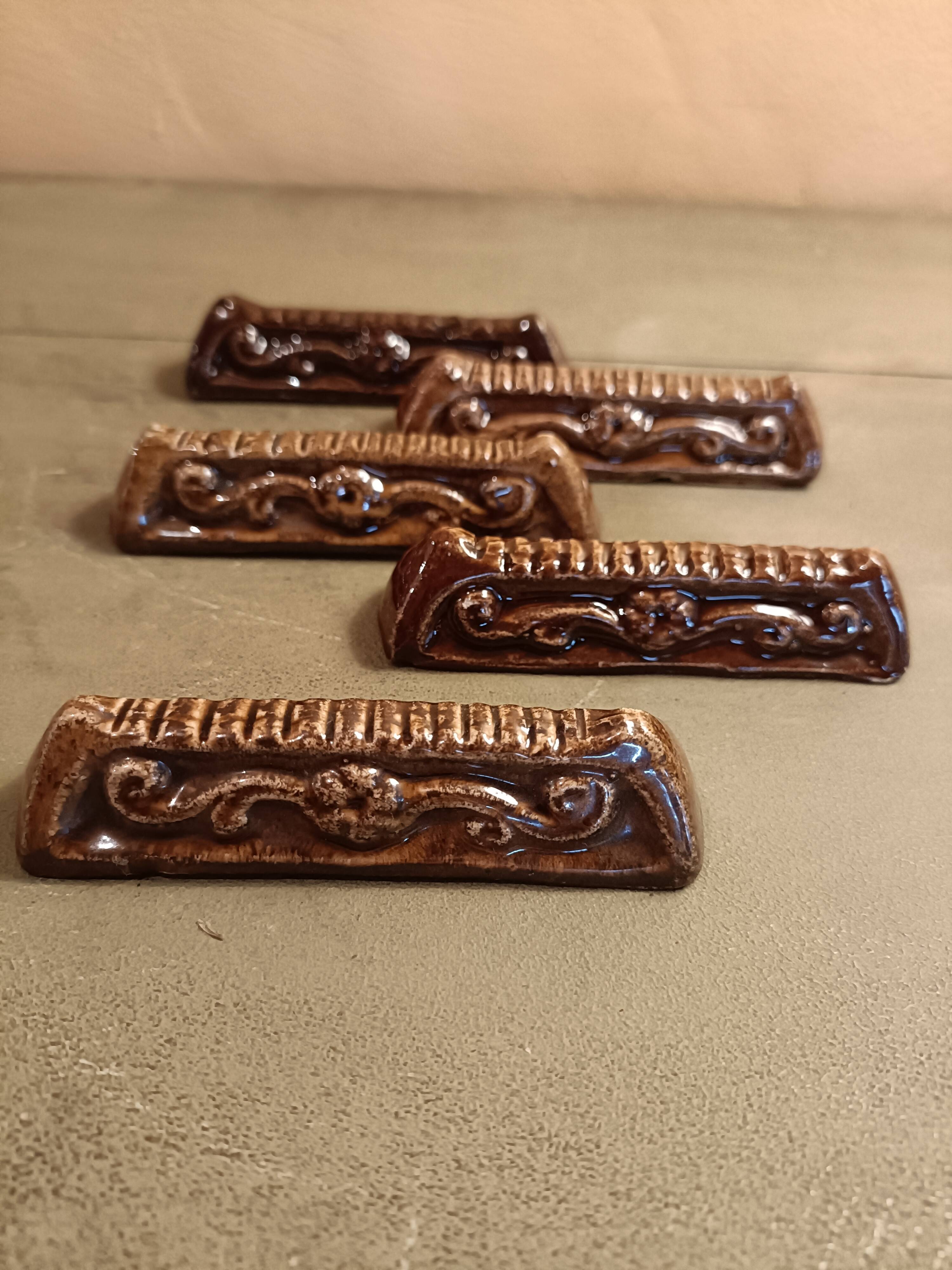 Ceramic slipware knife rest