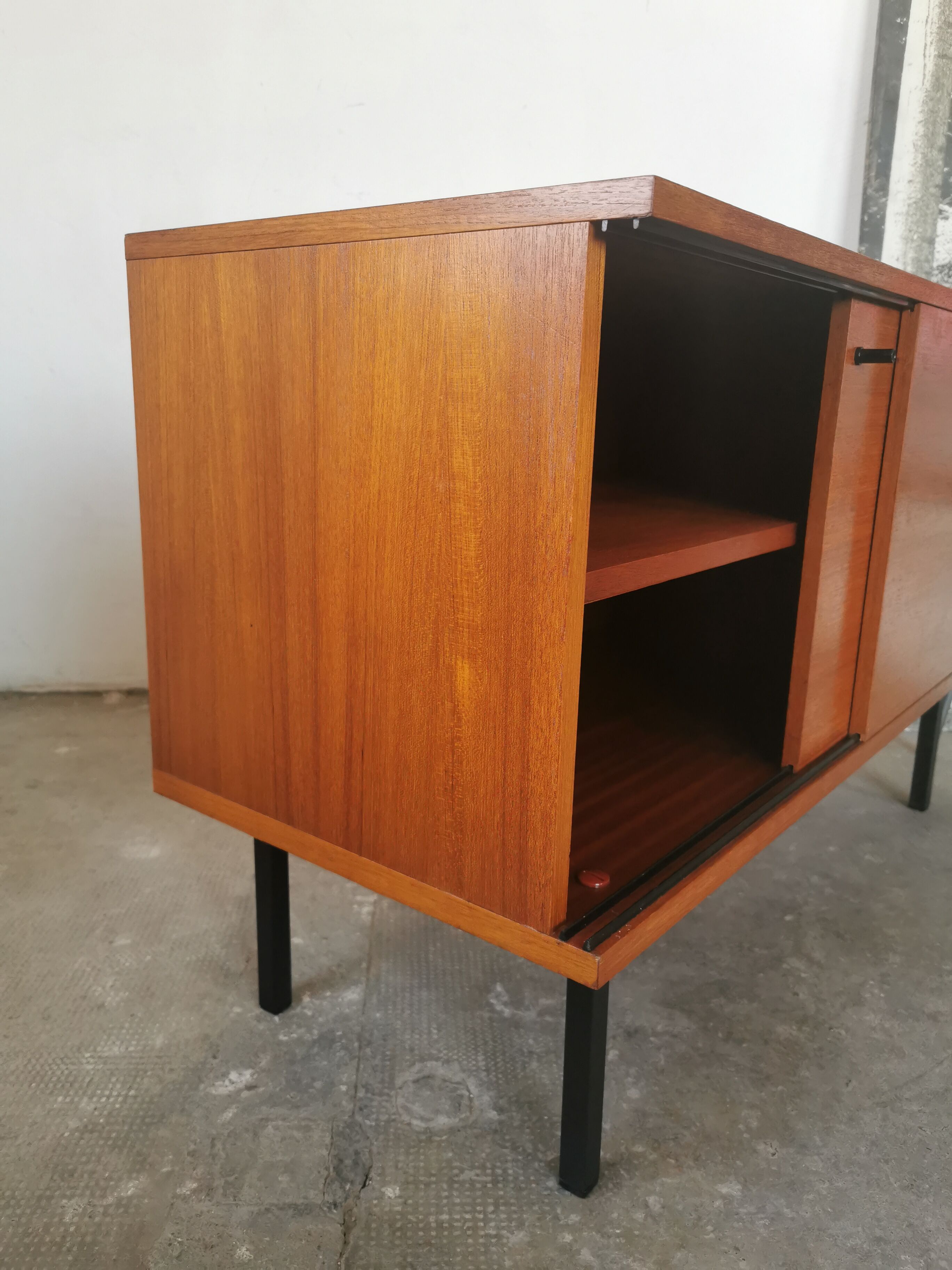 Buffet portes coulissantes en teck de Gunther Renkel pour Rego