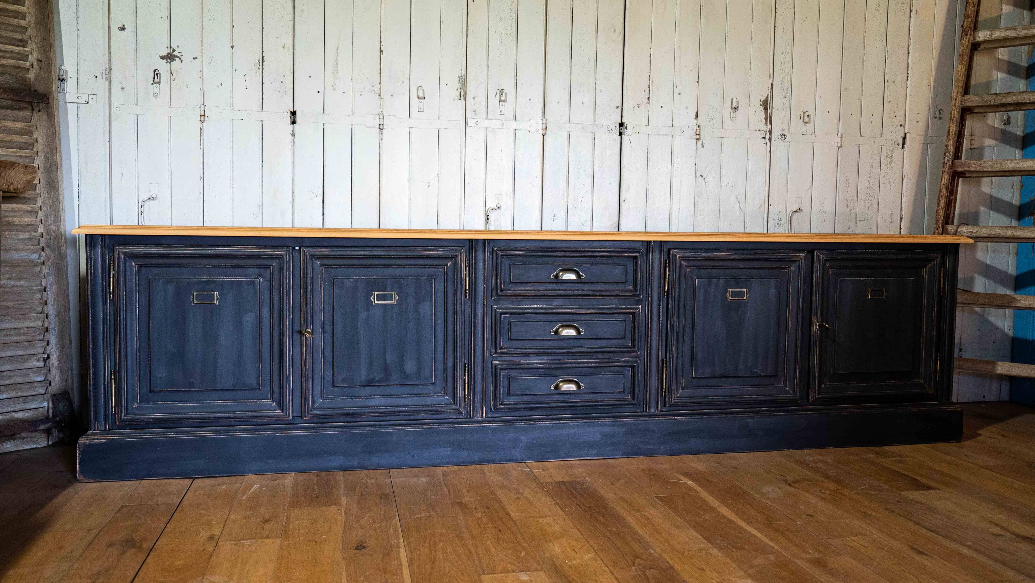 Buffet bas restauré dans le style meuble de métier