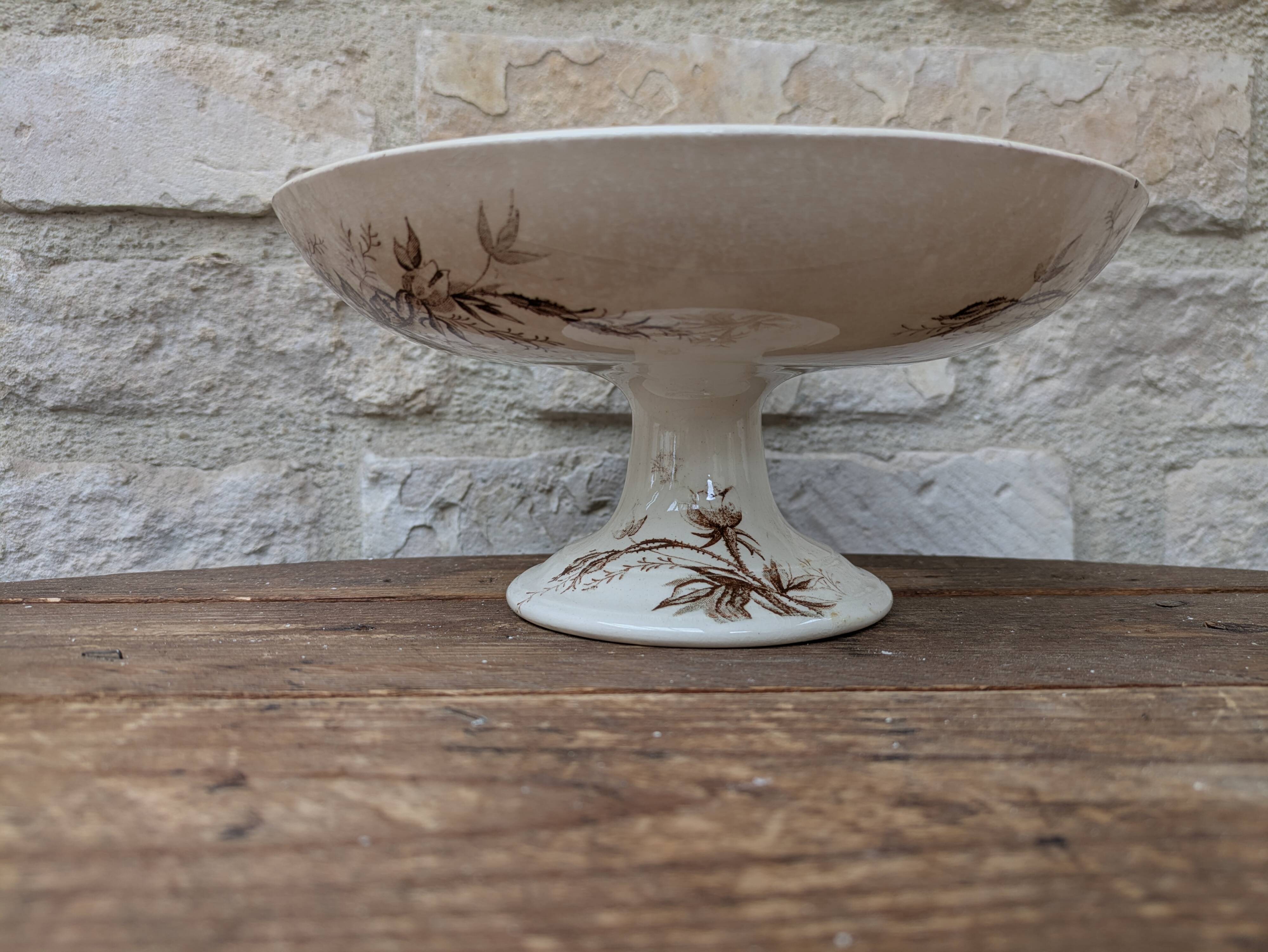 Flat serving compote dish in Terre de Fer HB & Cie with brown floral decoration.