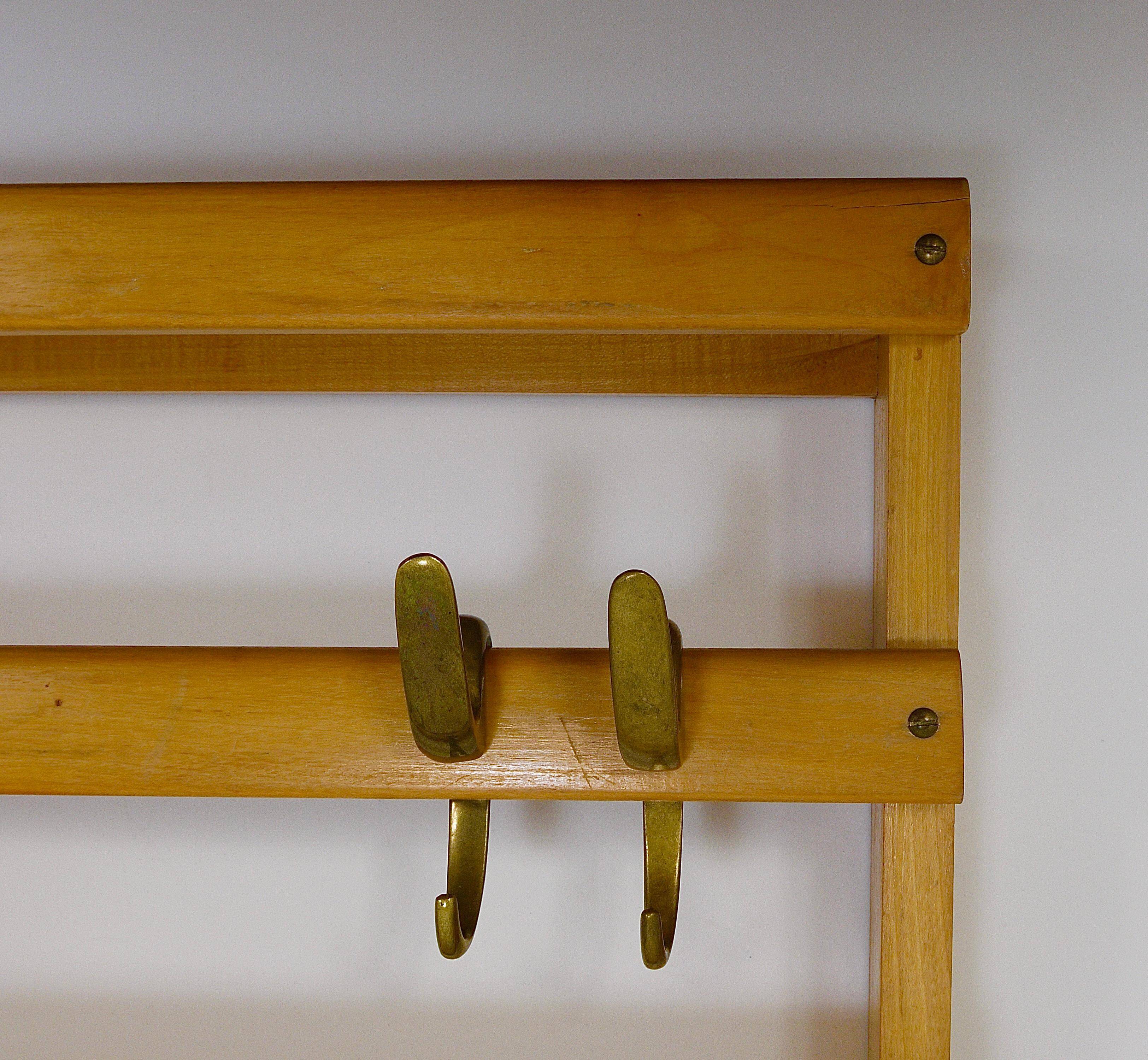 Grand coat rack Auböck Carl Mid-Century in beech with 8 brass hooks, 1950s.