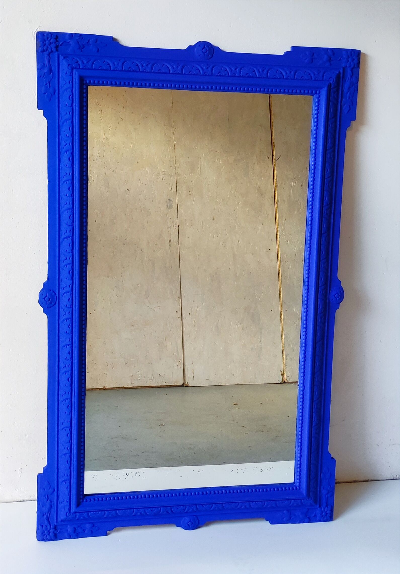 Mirror with blue molding