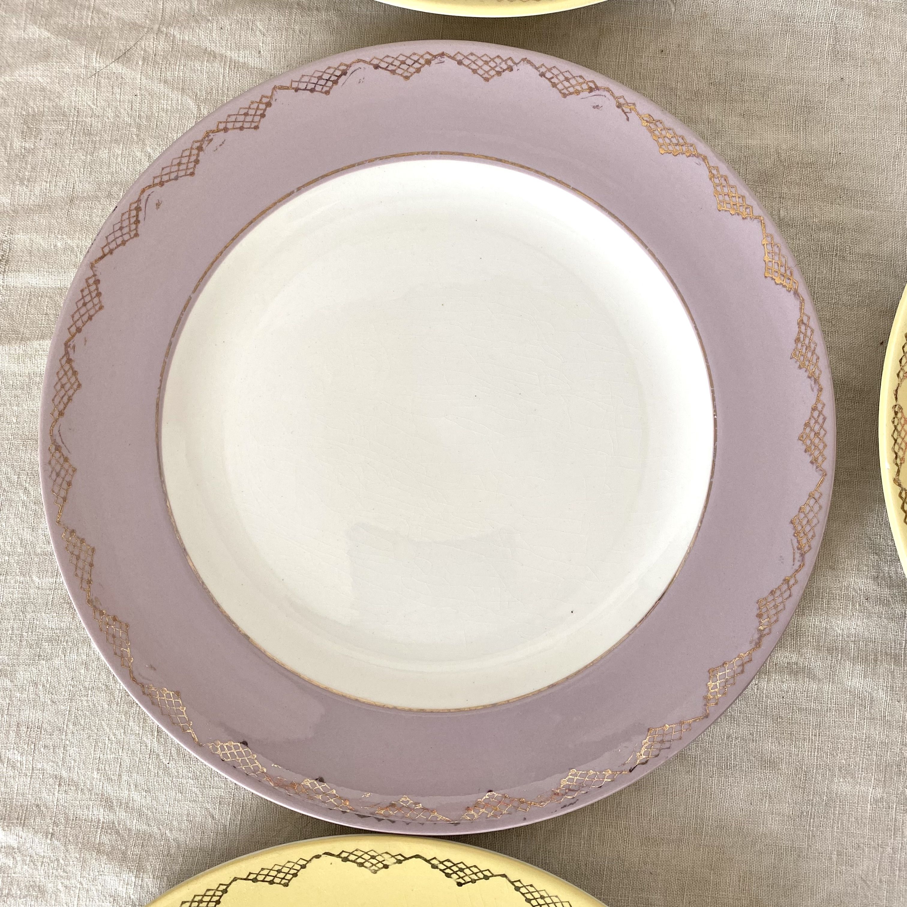 Assiettes plates l'amandinoise couleurs pastel, années 60
