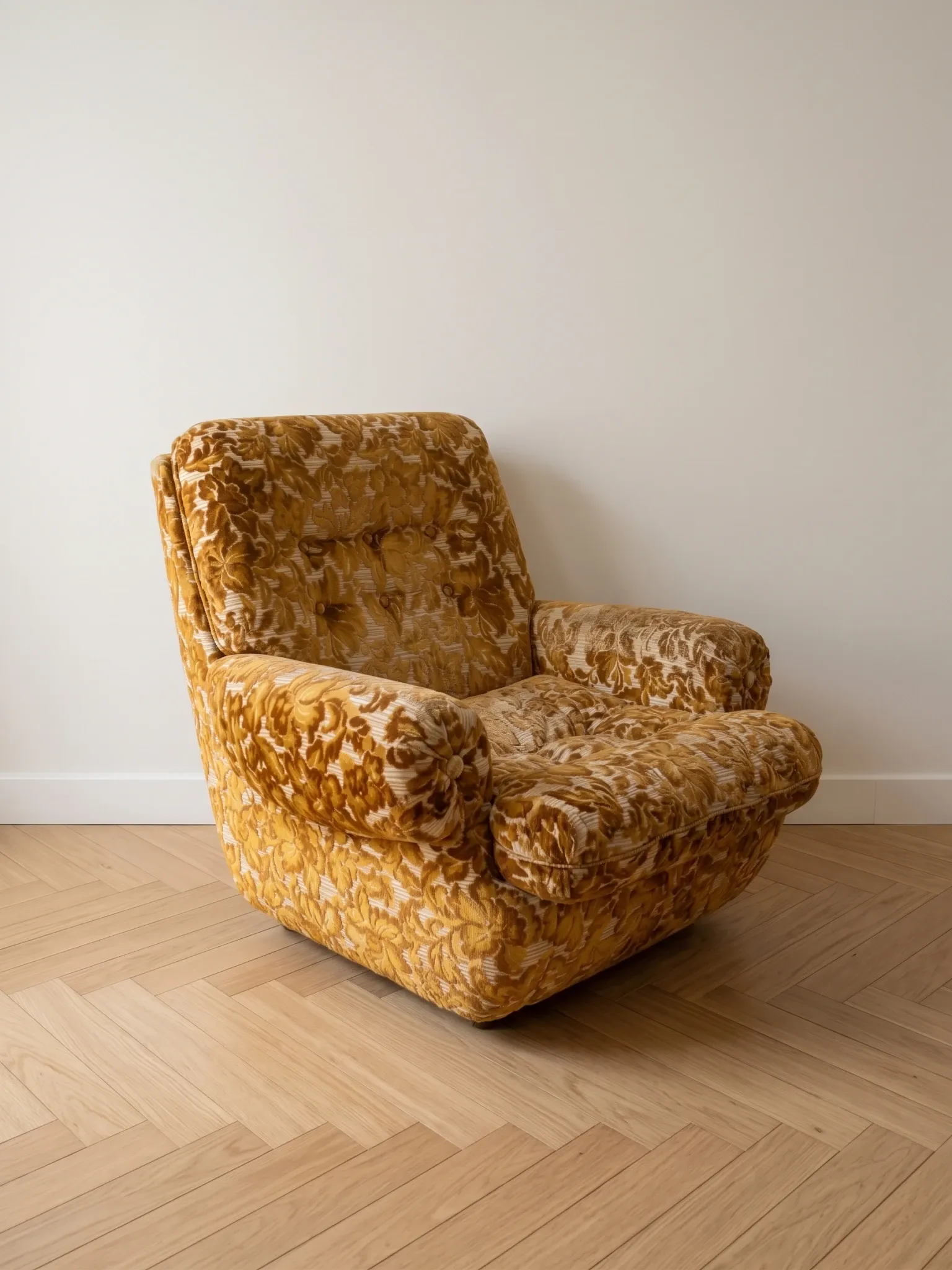 Fauteuil en velours doré, années 70