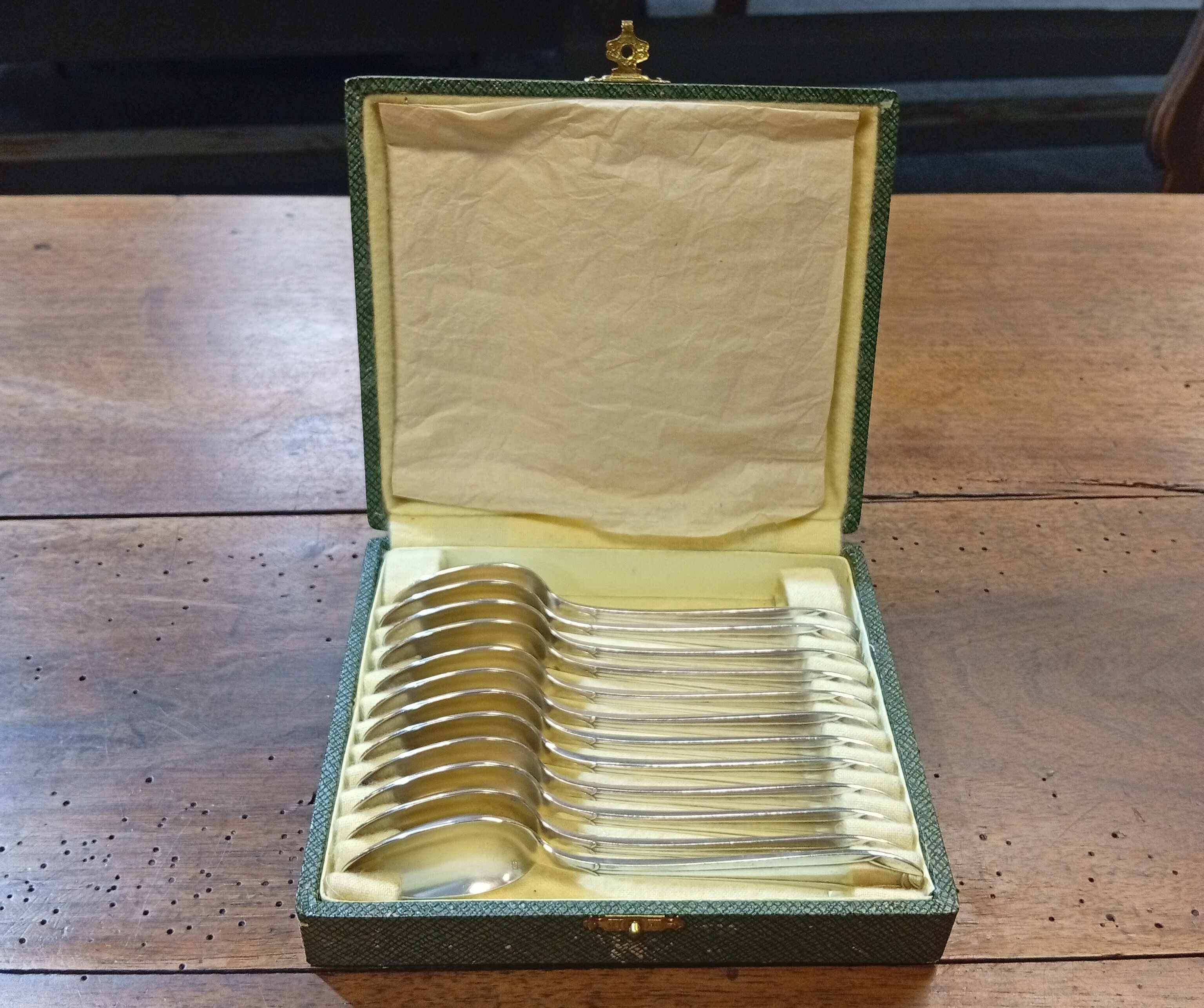 Set of 12 small silver-plated spoons in their box.