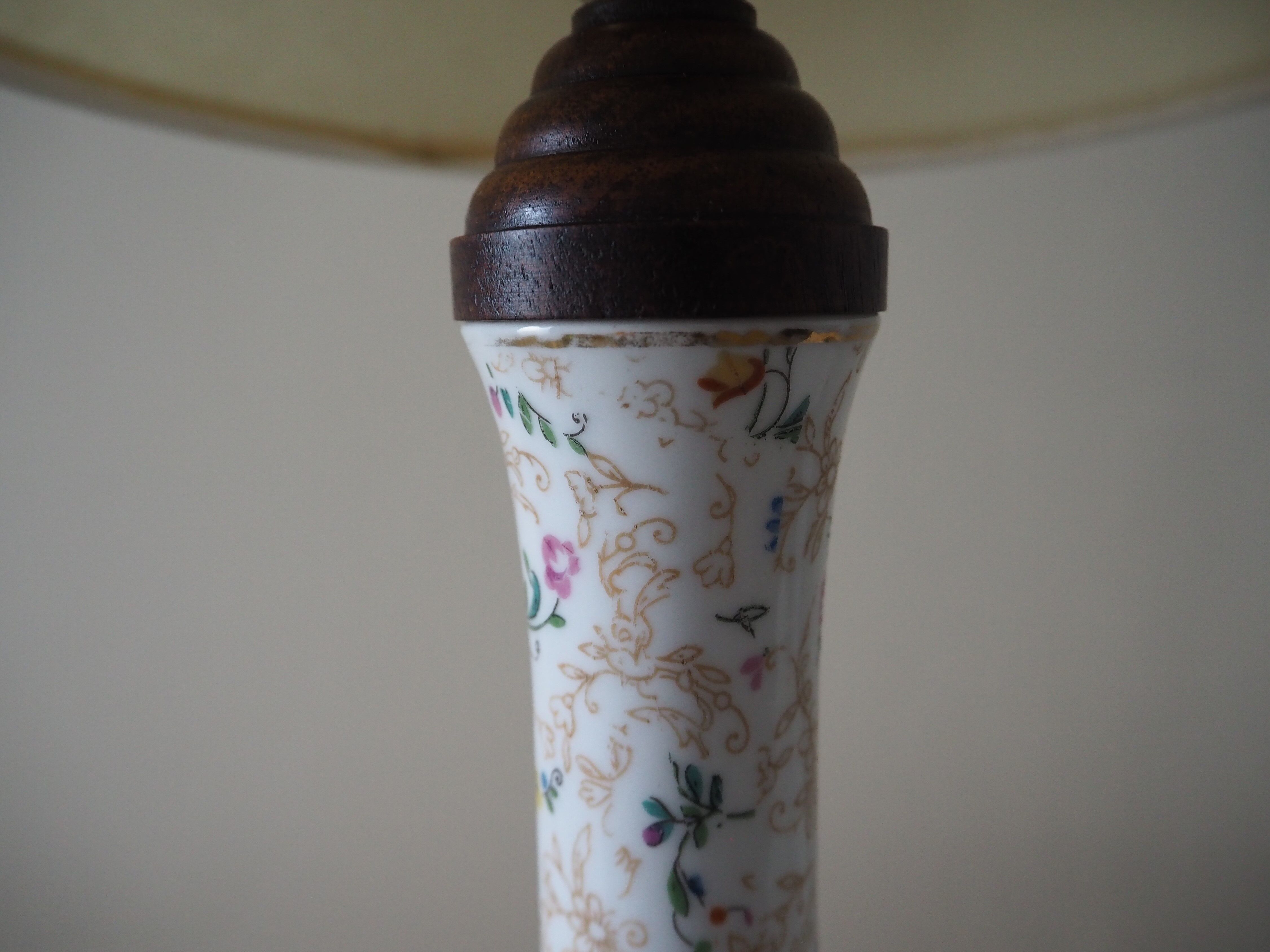 Table lamp for bedside use in earthenware with a wooden base.