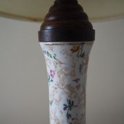 Lampe à poser de table de chevet d’appoint en faïence et socle en bois