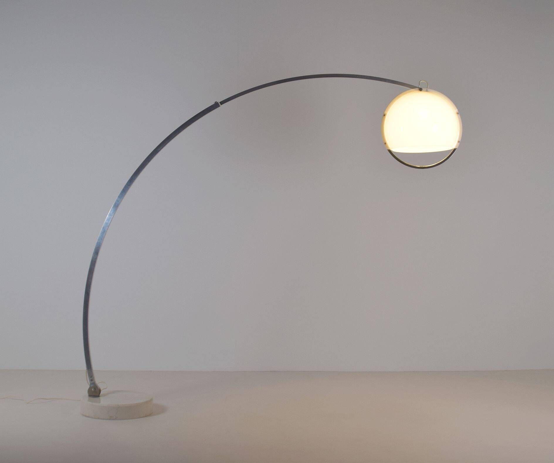 Lampe sur pied Arc italienne par Harvey Guzzini, années 1970