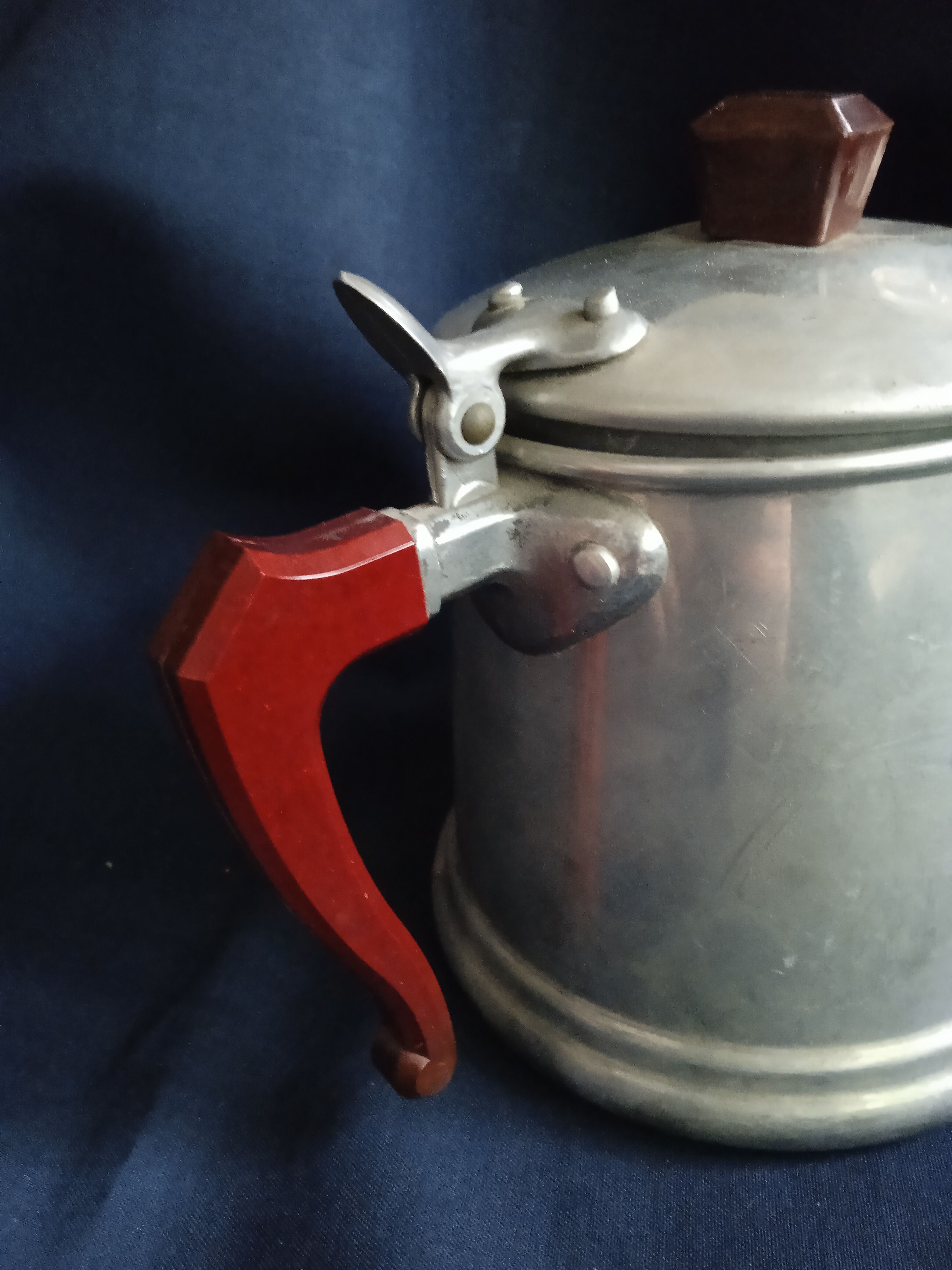 Aluminum coffee maker (3/4l) and handles in red bakelite circa 1950