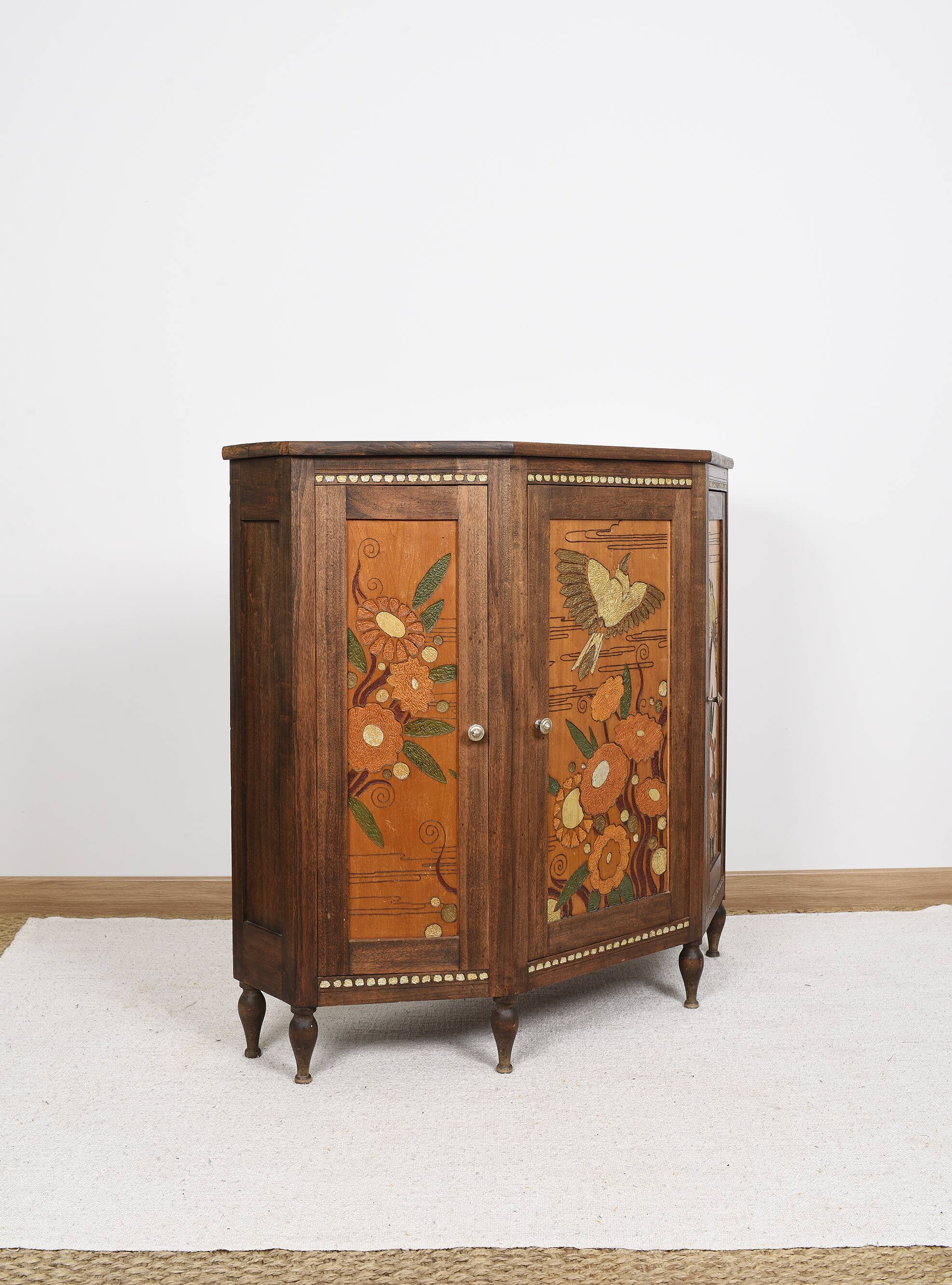 Buffet ou armoire d'angle, à 3 faces, en bois massif, sculpté et peint.