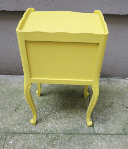Table de chevet style Louis XV relookée en jaune