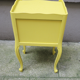 Table de chevet style Louis XV relookée en jaune