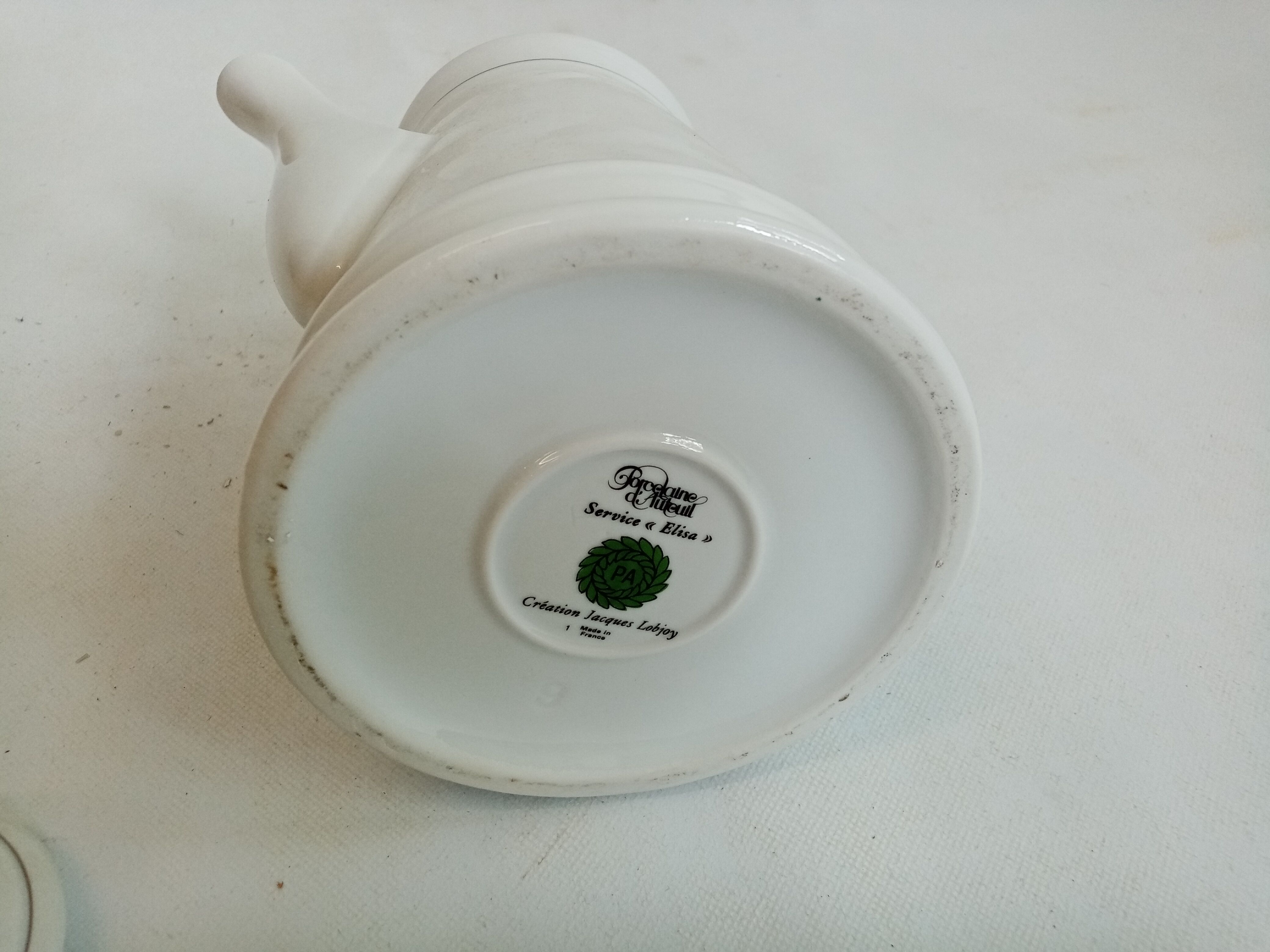 Bench coffee maker in fine porcelain gray border