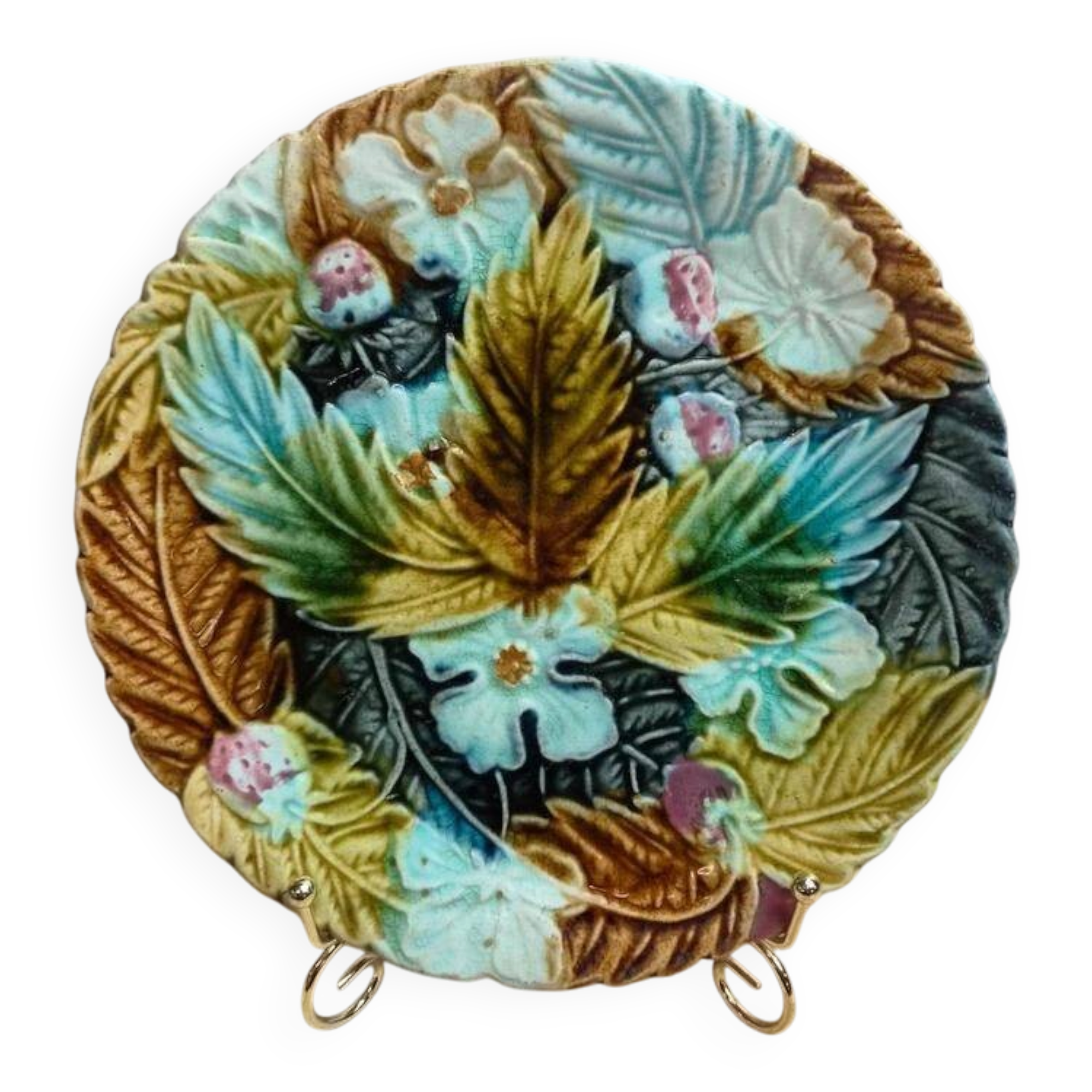 Assiette ancienne en barbotine – Décor de fraises et feuillage en relief