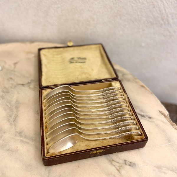 Series of 12 dessert spoons, silver metal