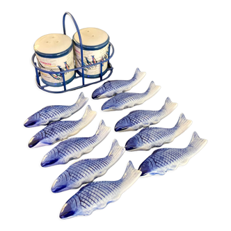 10 knife holders and 1 duo salt and pepper shaker