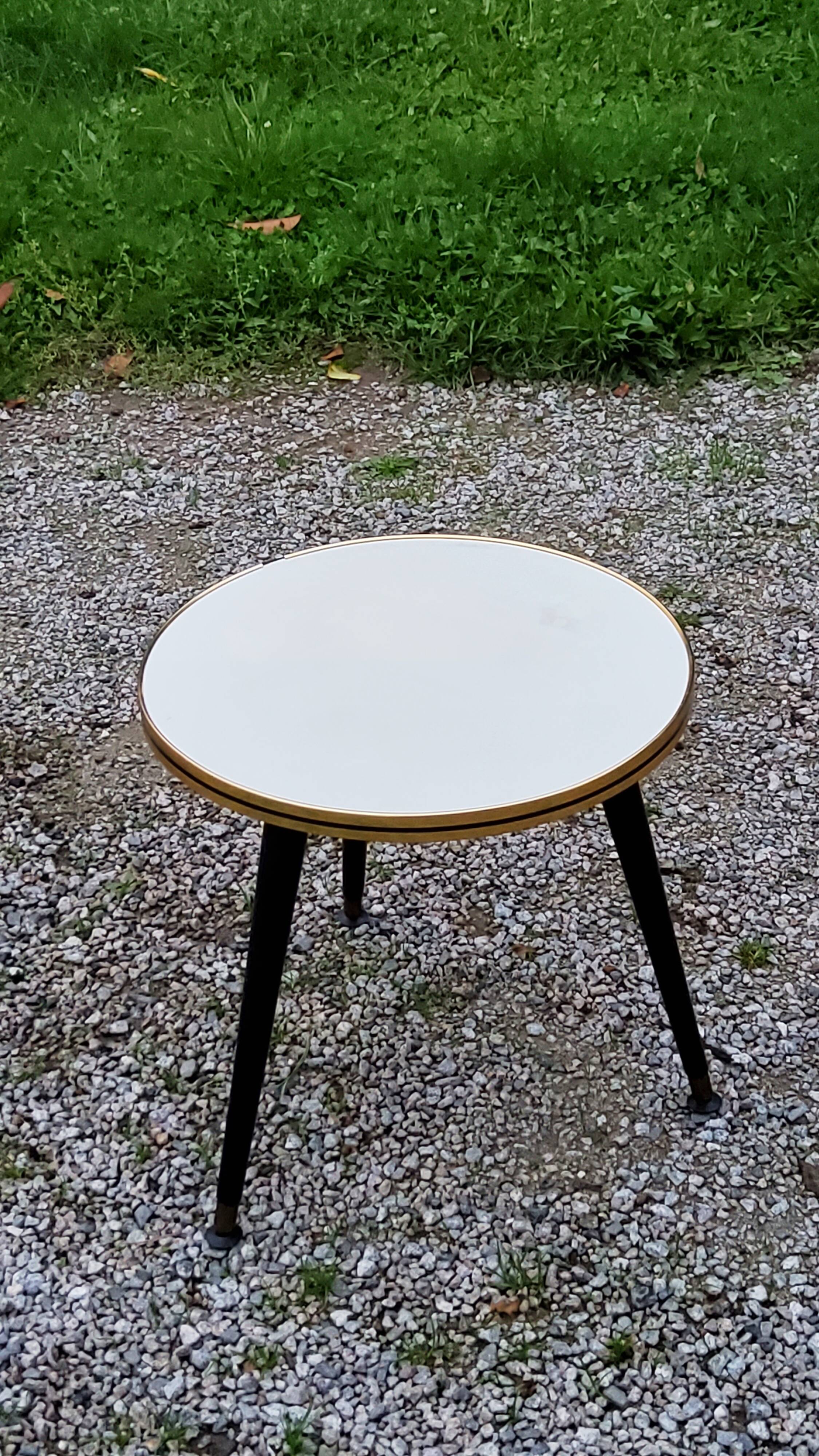 Table d’appoint vintage des années 60 piètement tripode bois noirci plateau formica blanc