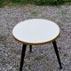 Table d’appoint vintage des années 60 piètement tripode bois noirci plateau formica blanc