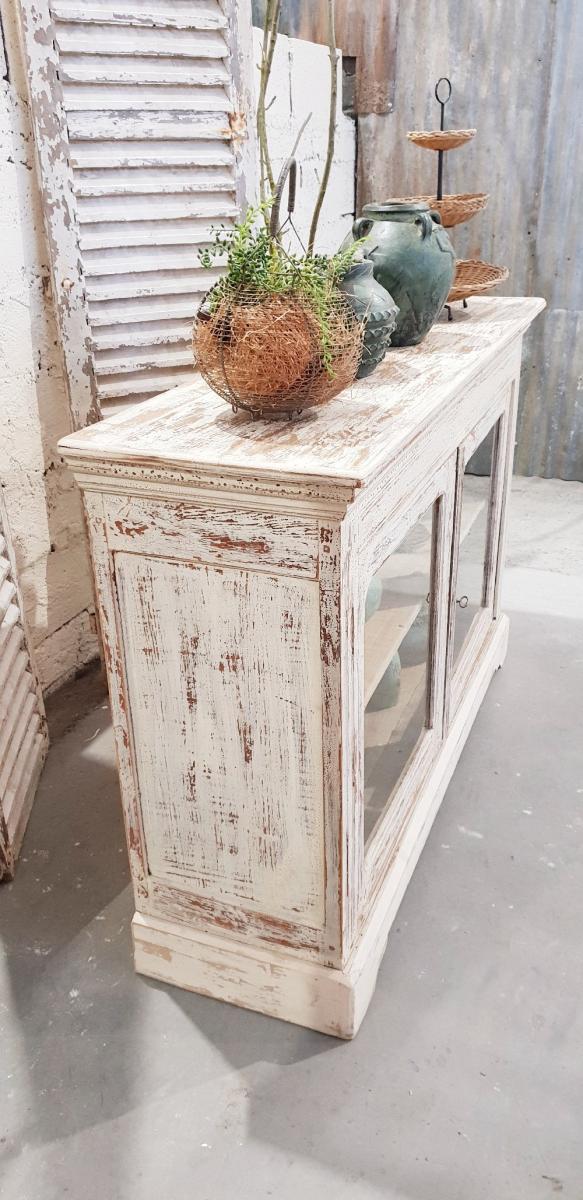 Buffe- vintage showcase