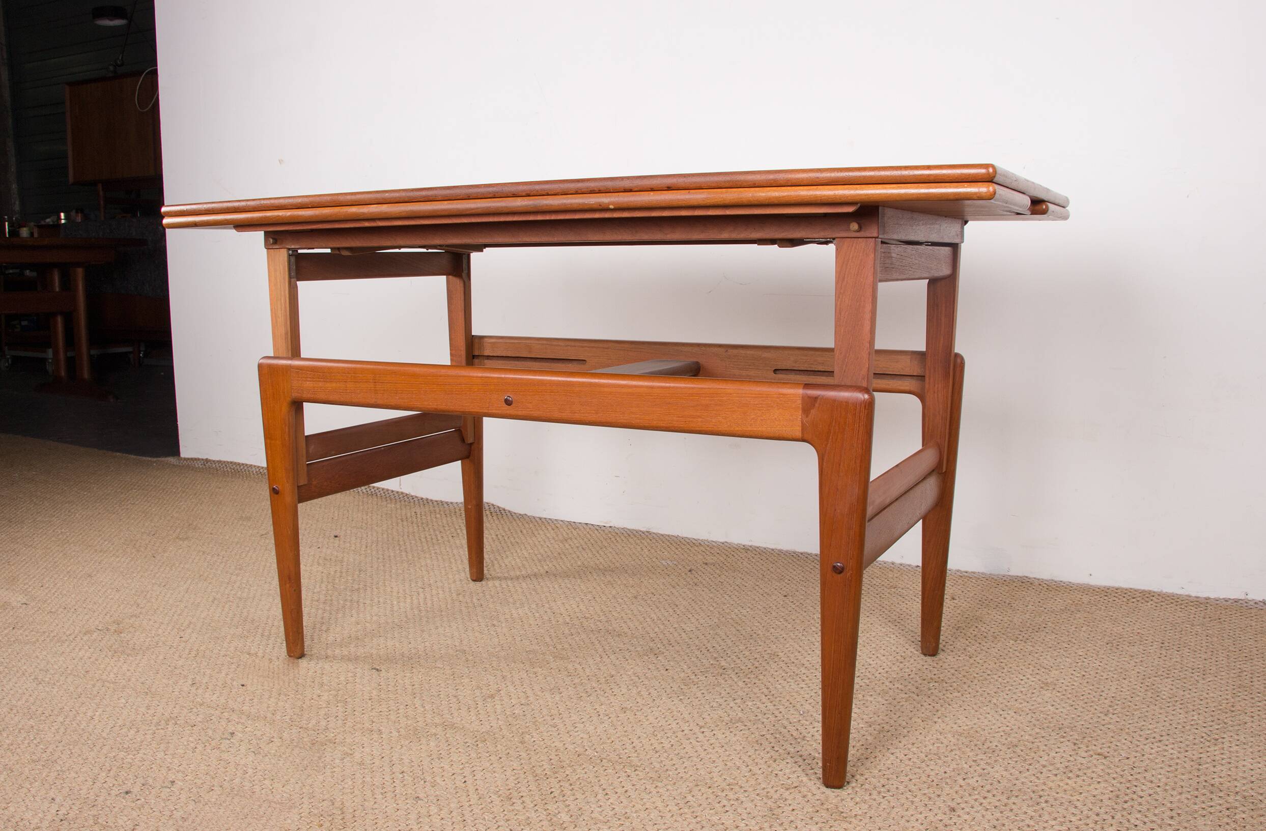 Table danoise monte et baisse en teck, 1960