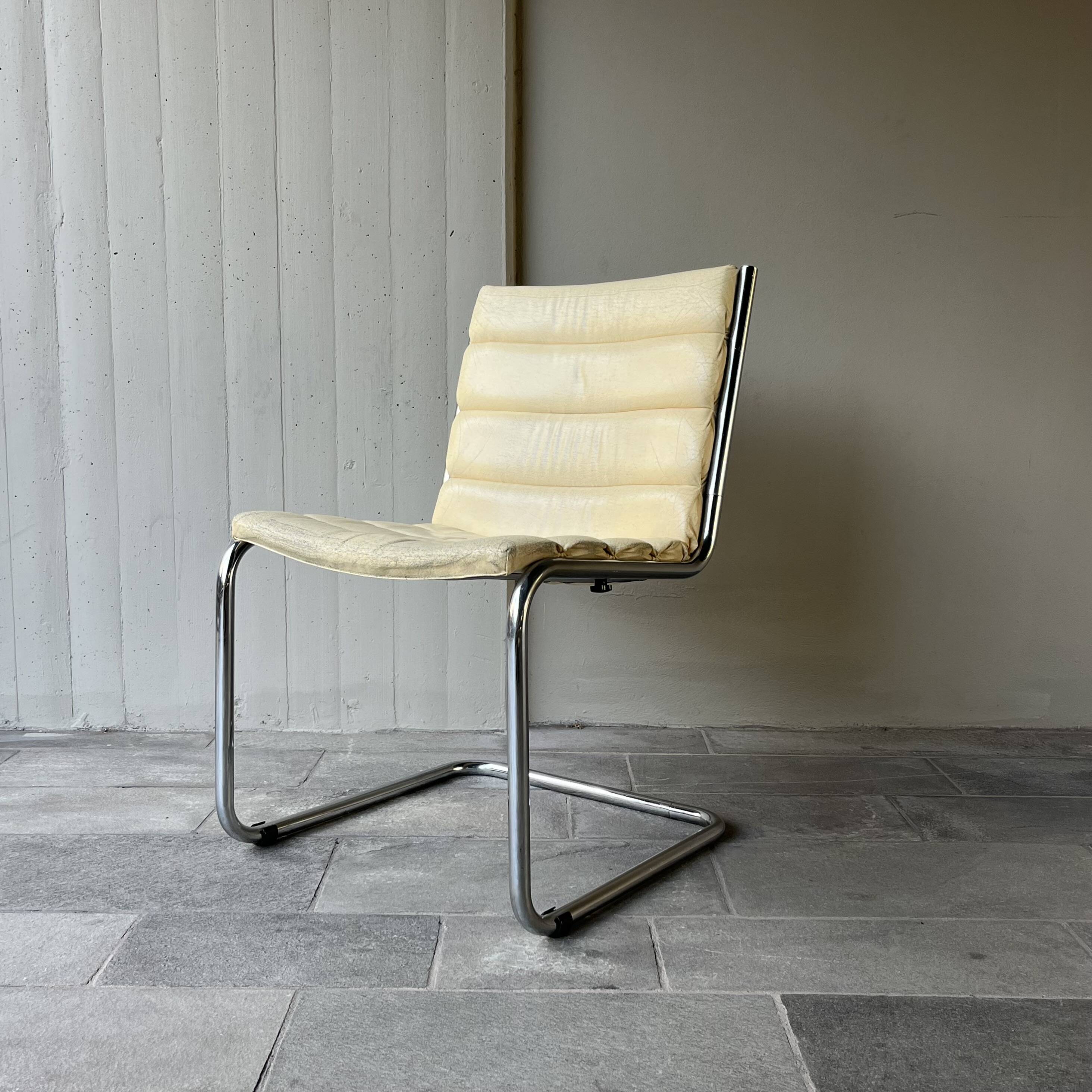 Fauteuil cantilever simili cuir crème vintage 80’s