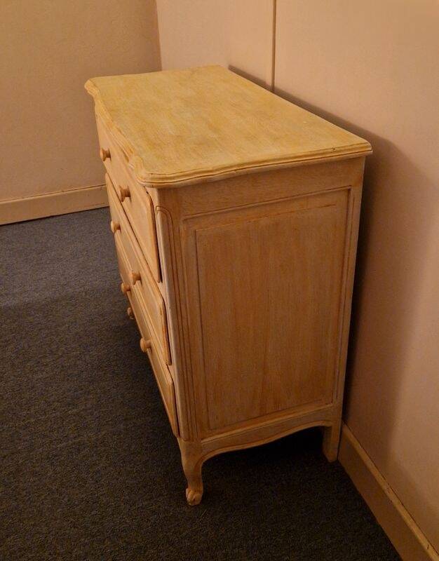Louis XV / Provençal style chest of drawers – 3 drawers – Light patina (Ivory and Honey)