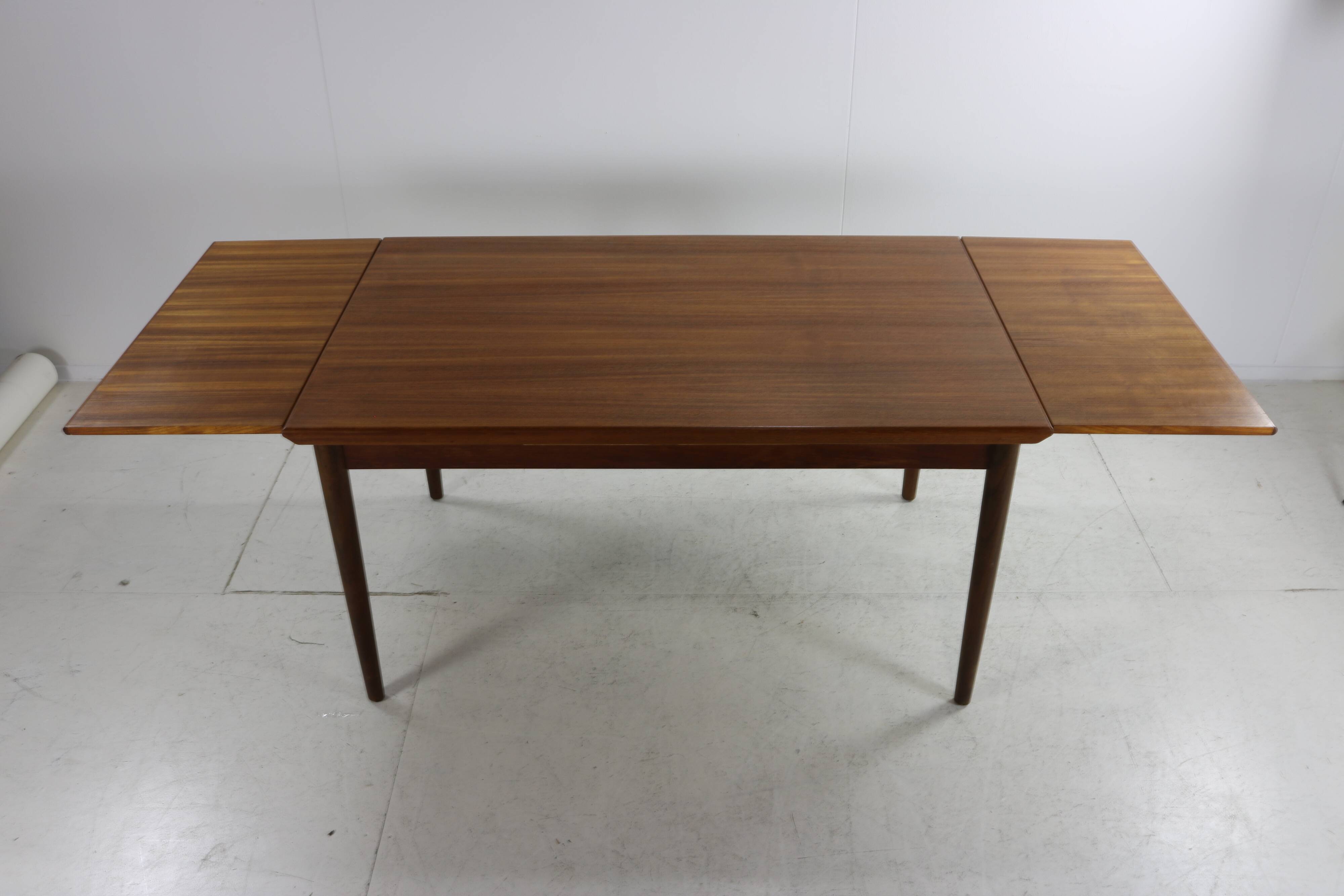 Danish sixties design teakwood extendable dining for Glostrup Møbelfabrik