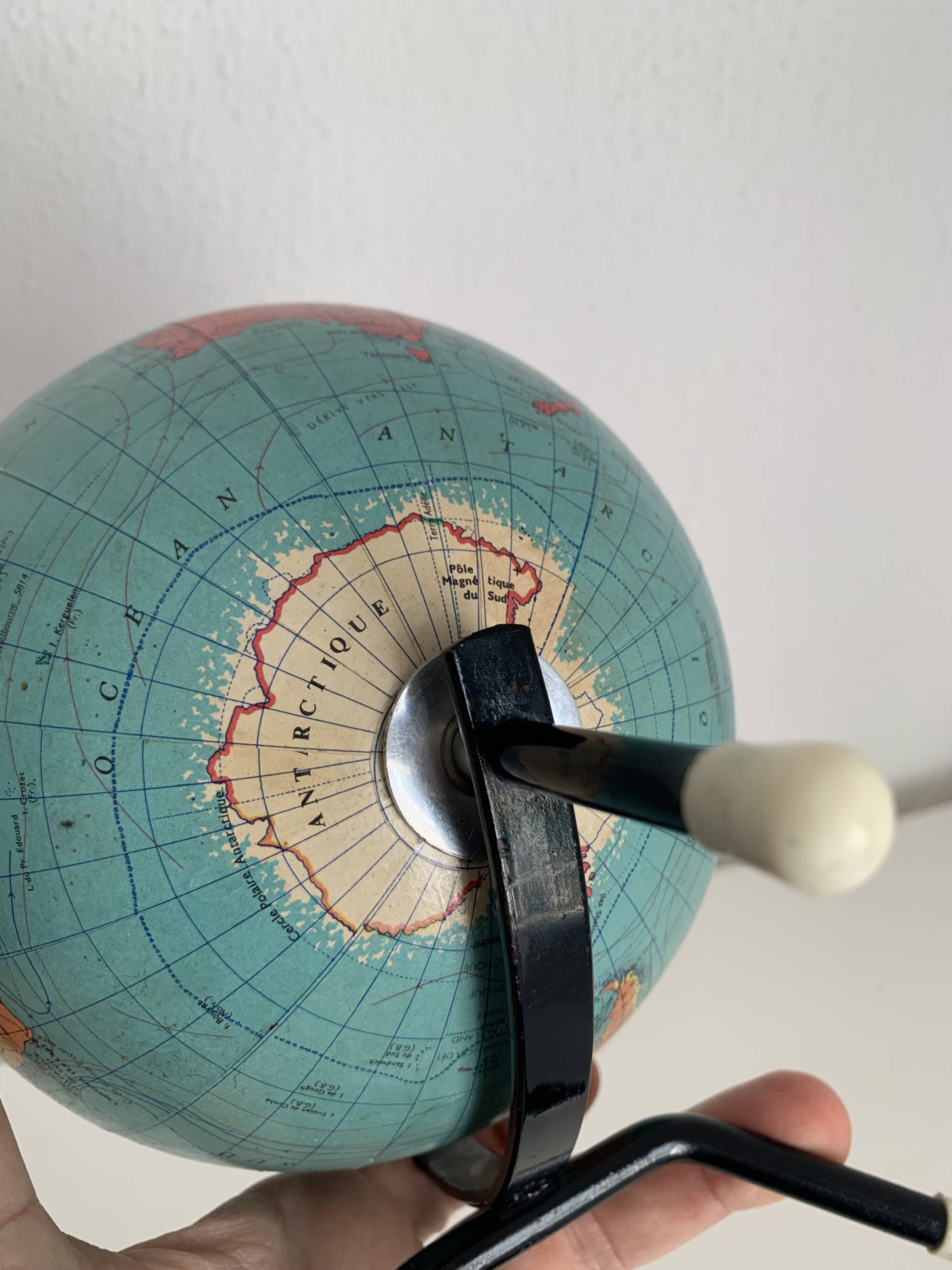 Vintage 1963 tripod terrestrial globe Taride Paris - 22 cm