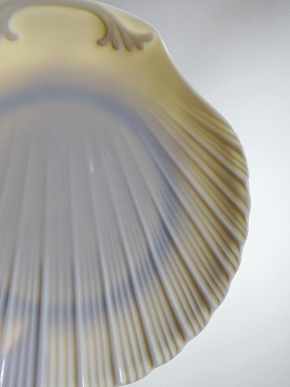 3 vintage flat plates with scallop shells, fine porcelain from Limoges.
