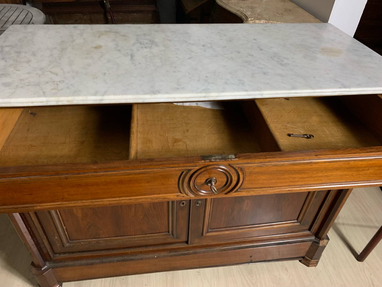 Buffet en bois et marbre
