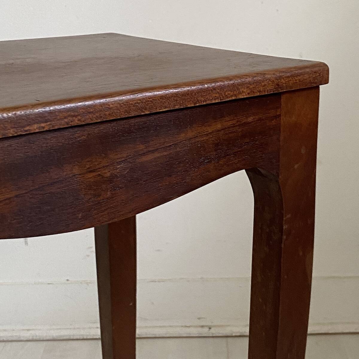 Petite table d'appoint à pieds cambrés de style Louis XV
