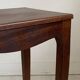 Petite table d'appoint à pieds cambrés de style Louis XV