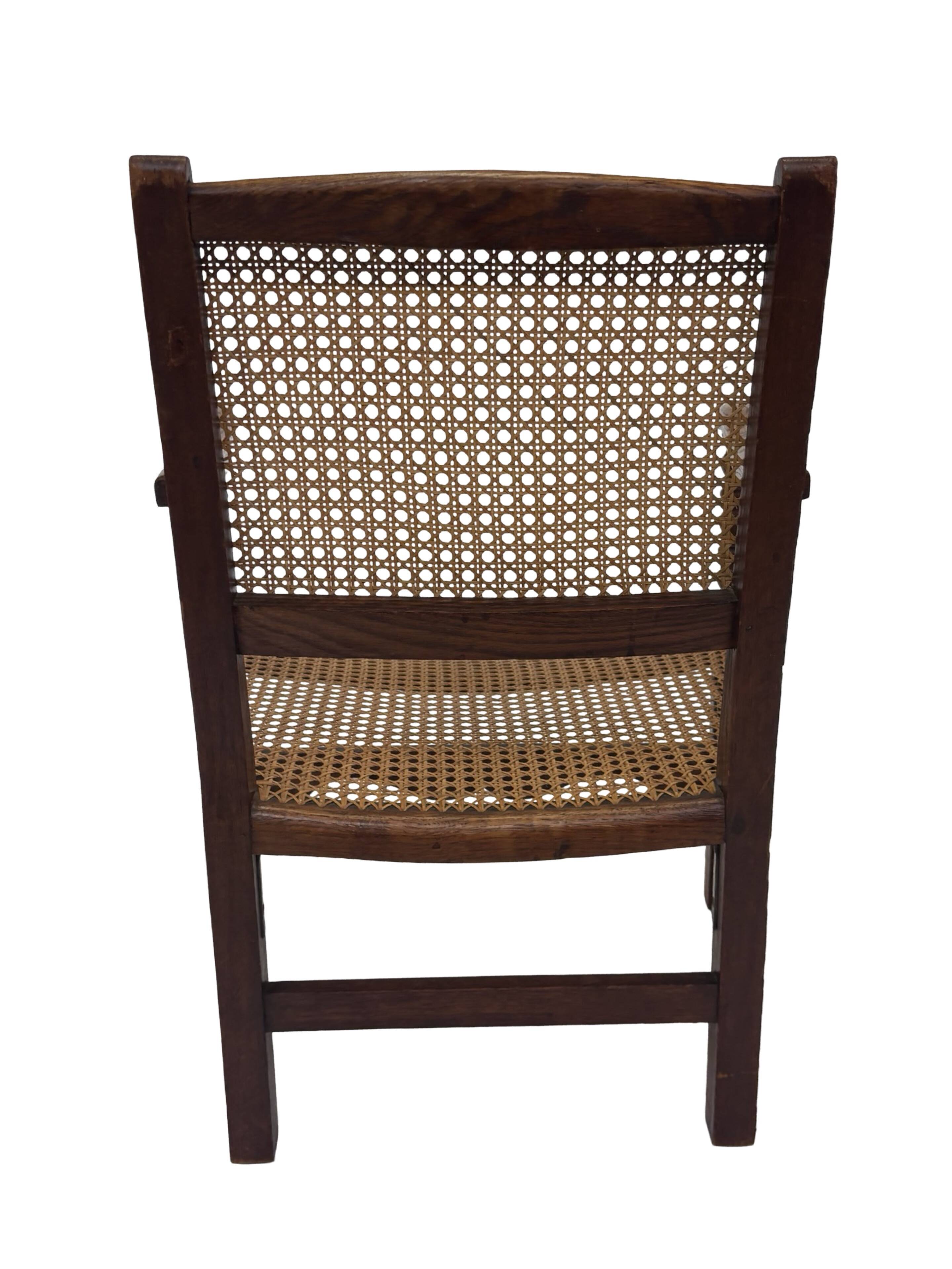 Fauteuil Art Déco en chêne tressé, design minimaliste.