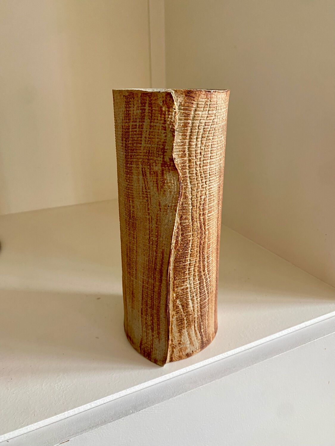 Vase céramique contemporaine grès strié drapé signé