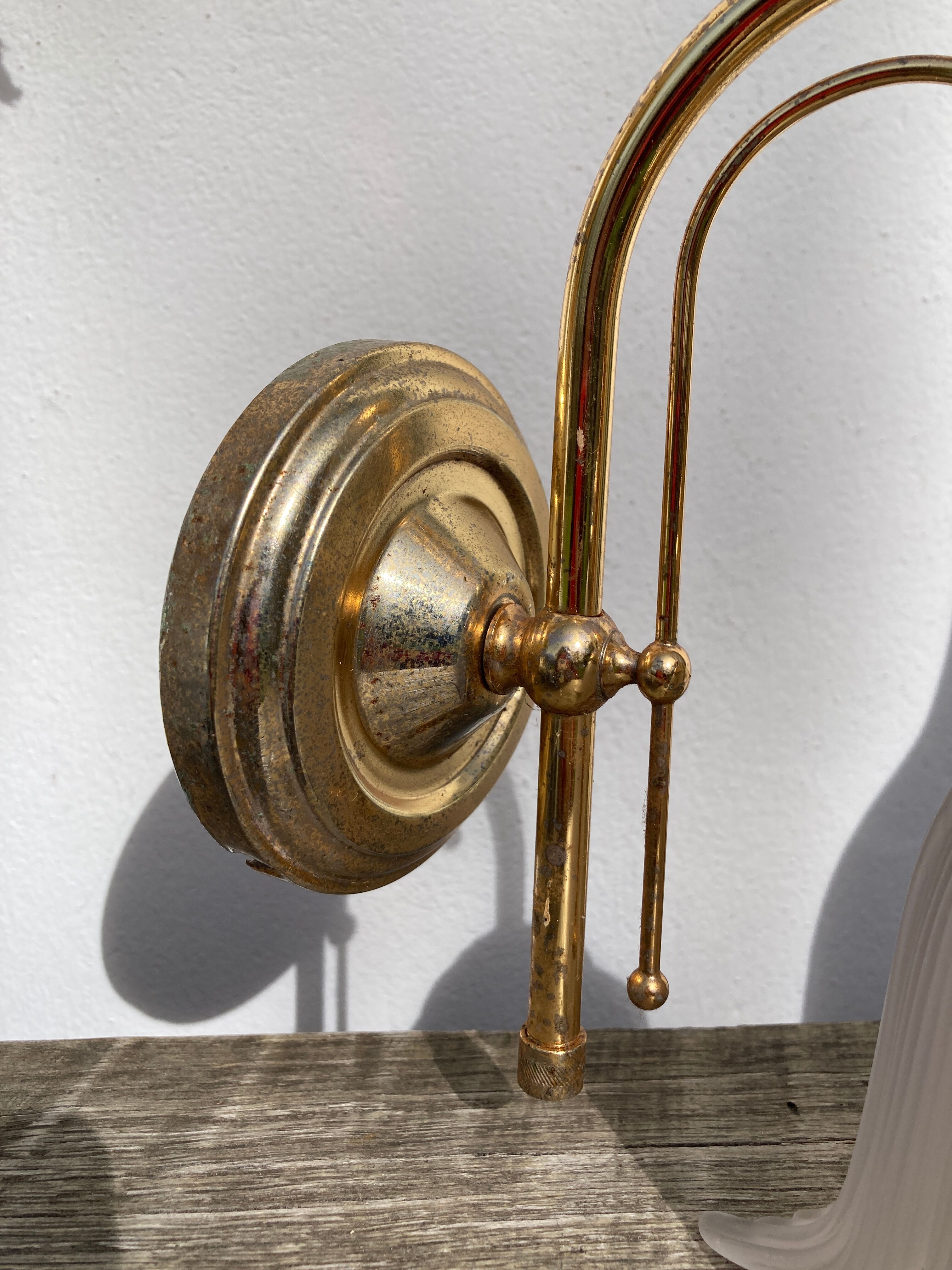 Flower wall lamp in glass and gilded metal