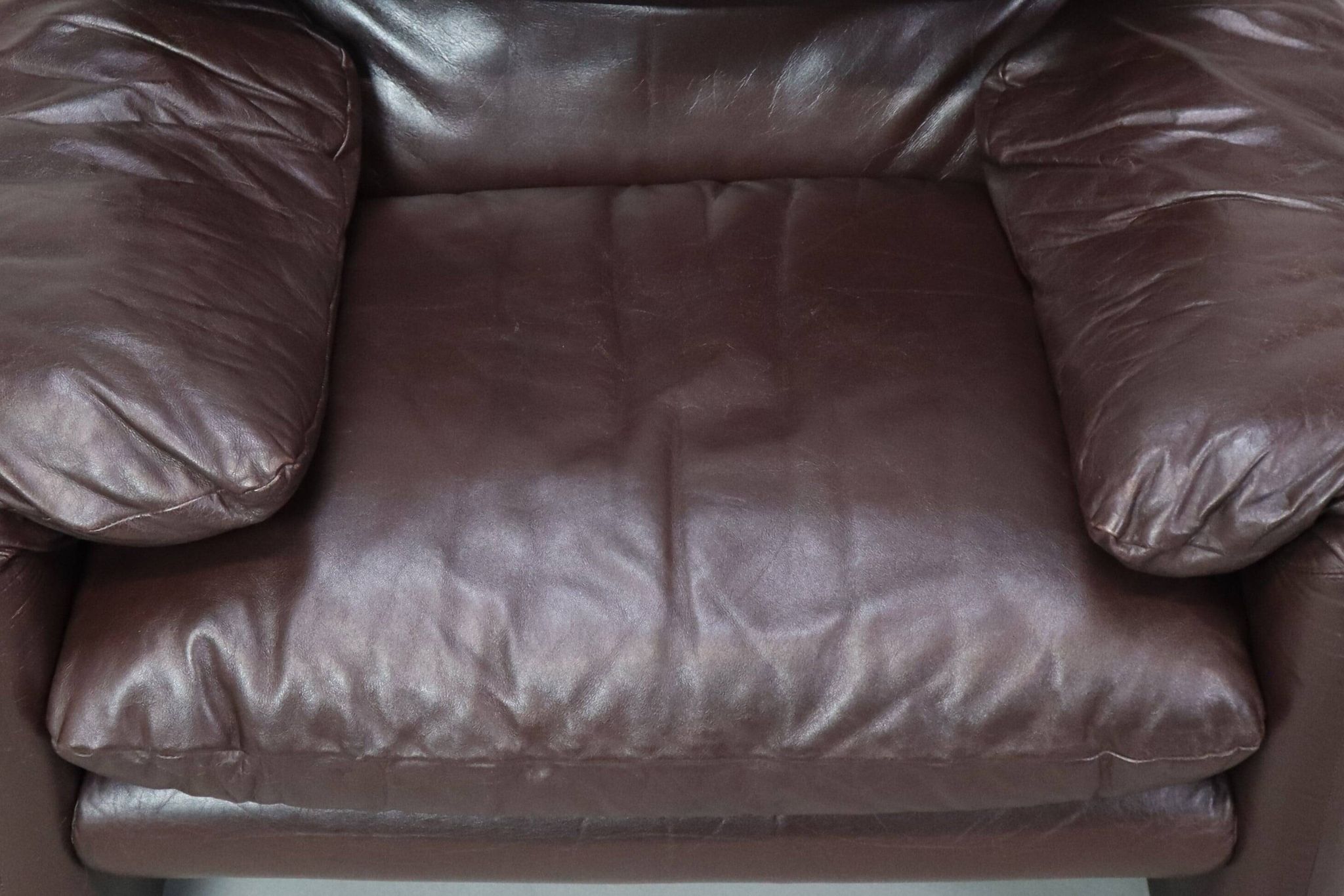Pair of Maralunga leather armchairs by Vico Magistretti for Cassina, 1974