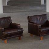Pair of modern Danish lounge chairs in dark brown leather and rosewood, 1960s.