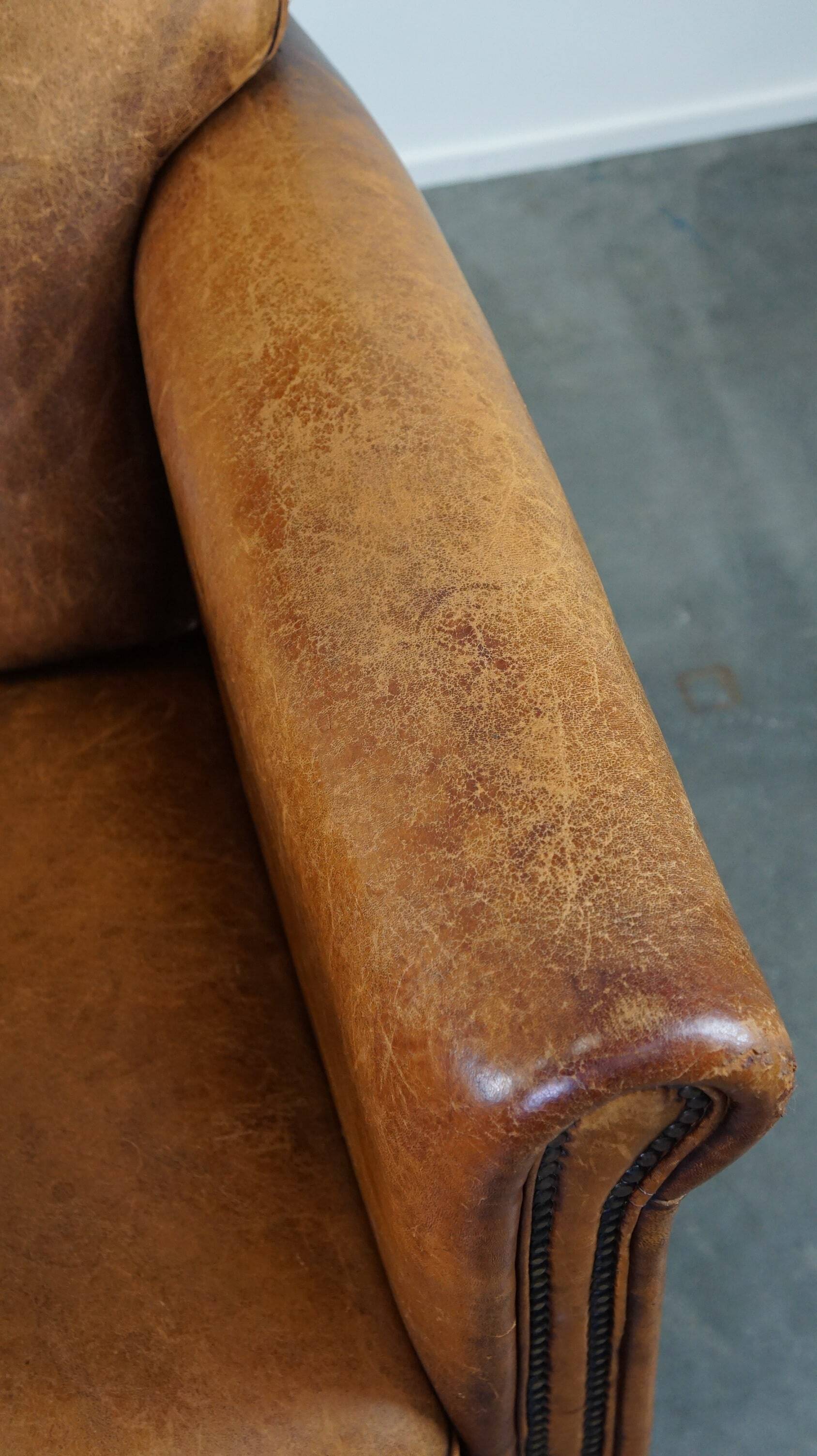Charmant et robuste fauteuil en cuir de mouton, grand modèle