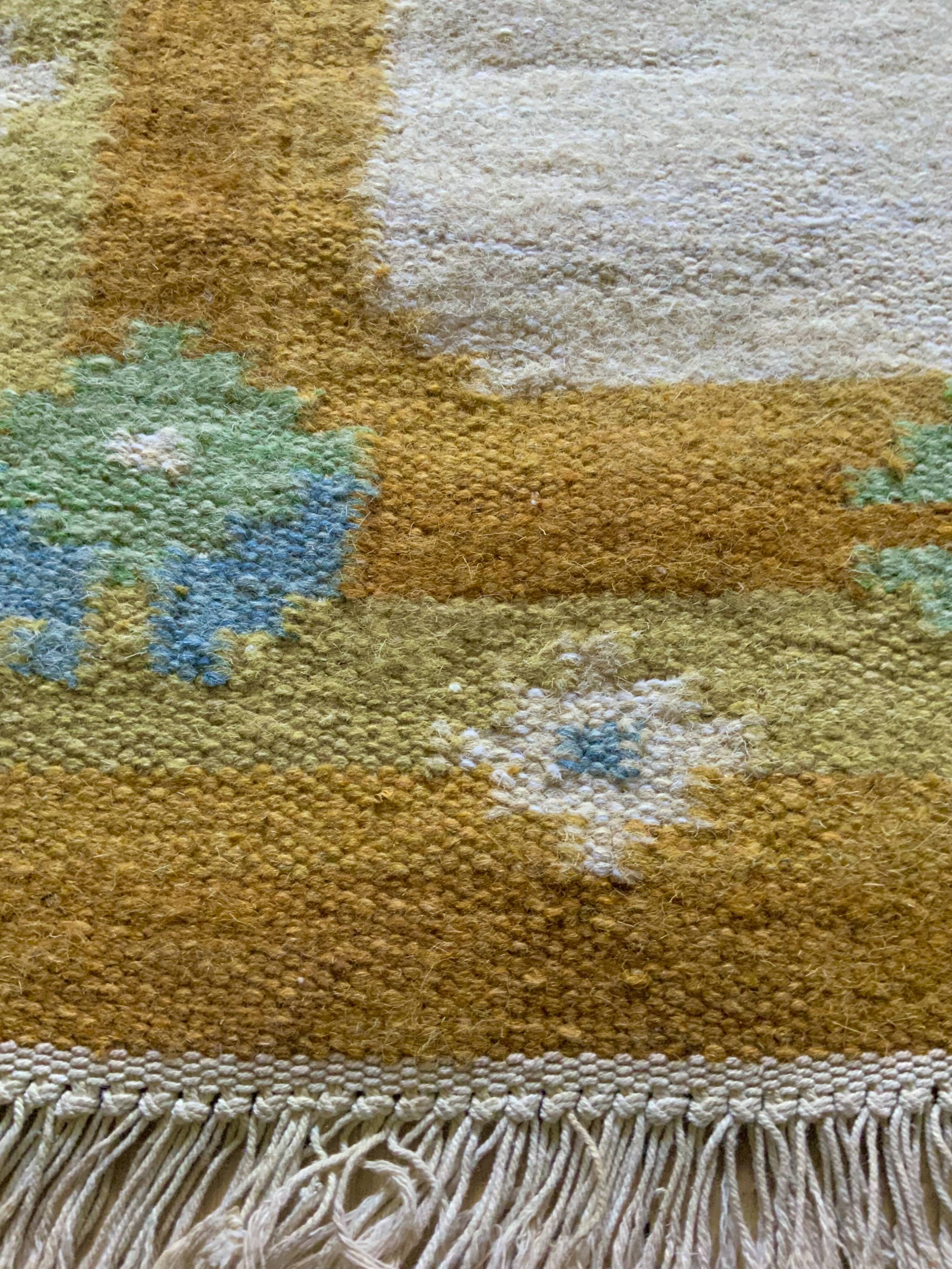 Tapis en laine suédoise tissé à plat Kilim Rölakan signé Ae années 1960