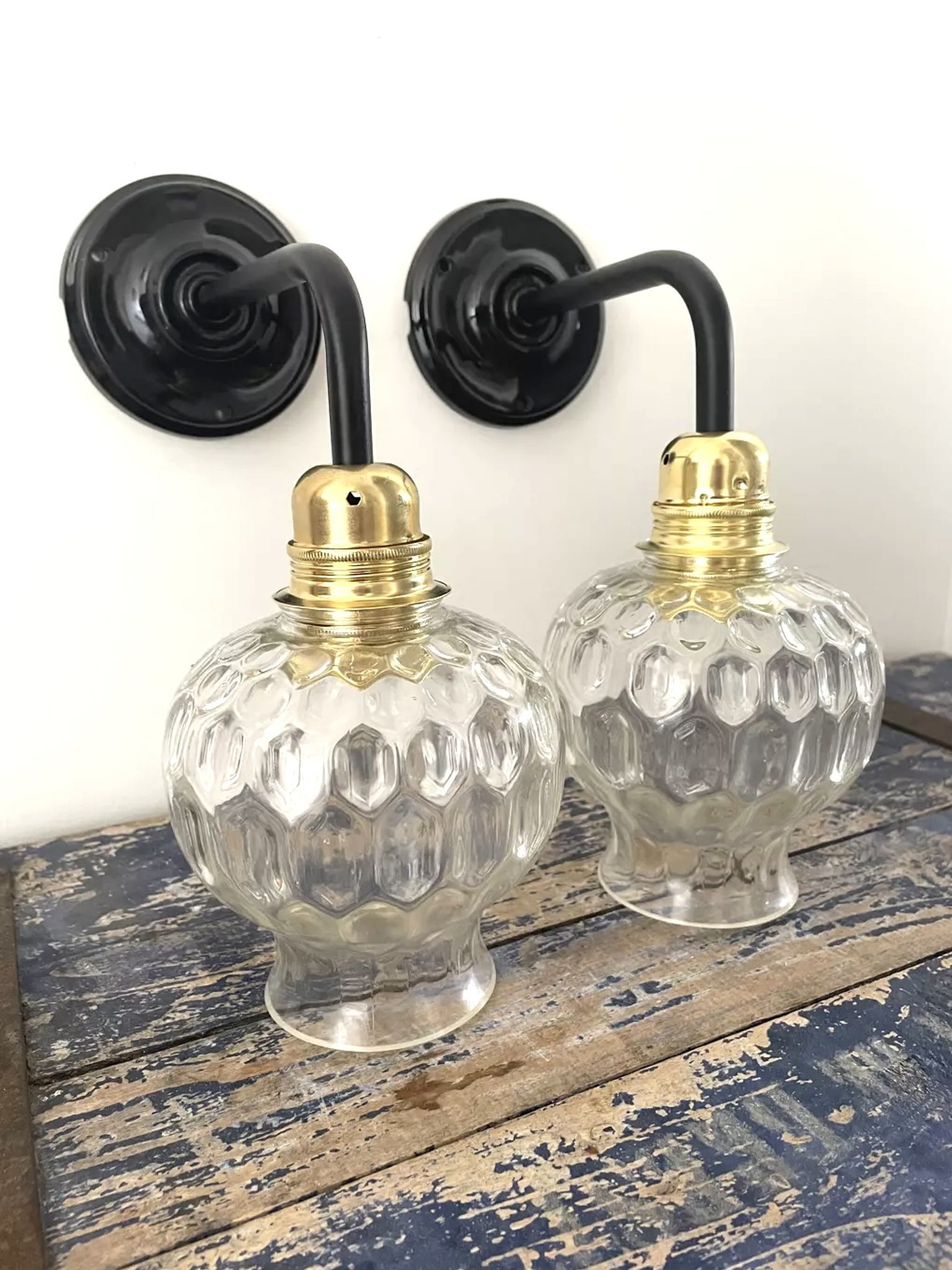 Lot de deux appliques vintage en verre ciselé électrifiées à neuf