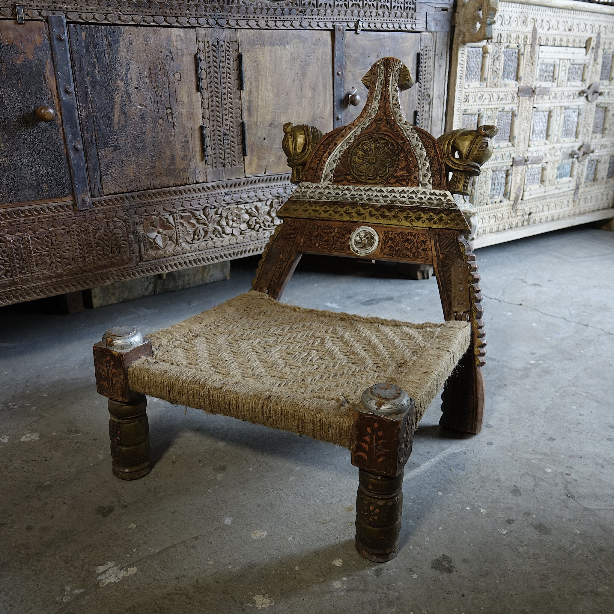 Chaise en bois sculpté et corde