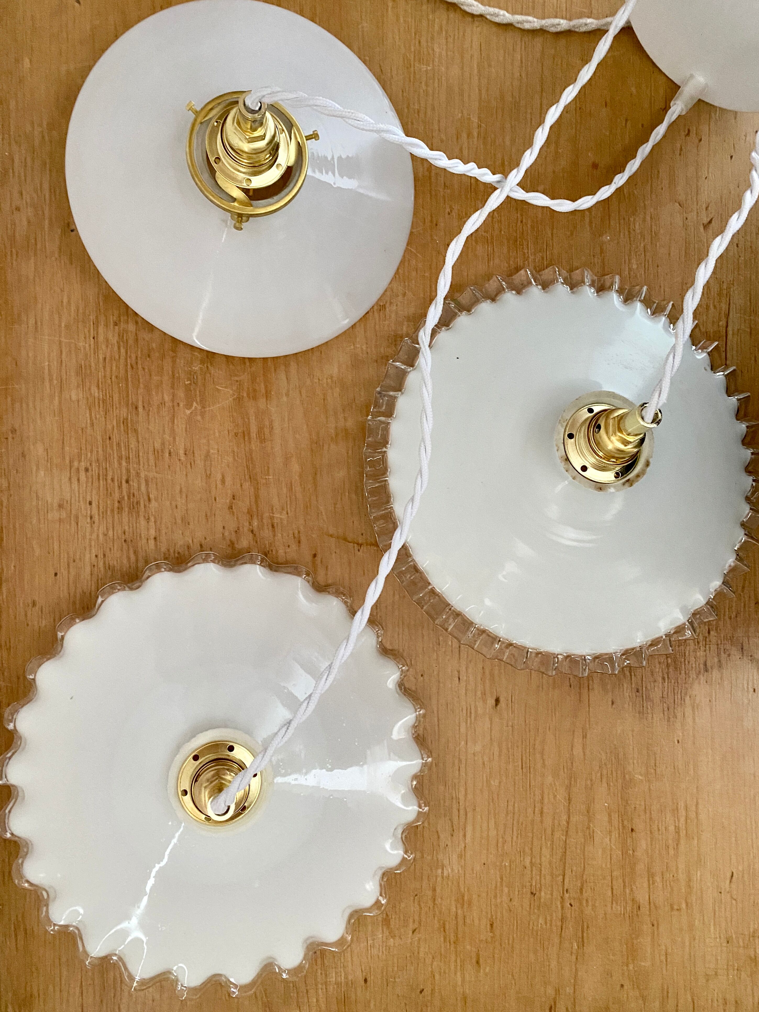Three-light cascading pendant lamp with vintage white opaline lampshade